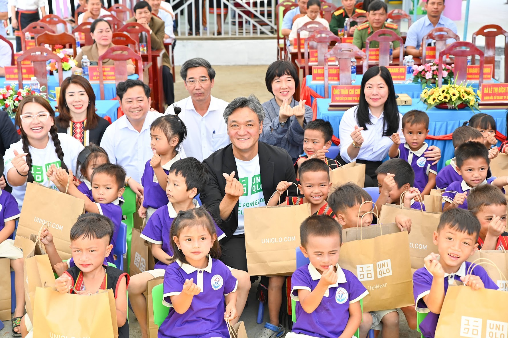 ong-akiyama-naoki-tong-giam-doc-uniqlo-viet-nam-trao-qua-tang-cho-cac-em-1773982231.jpg
