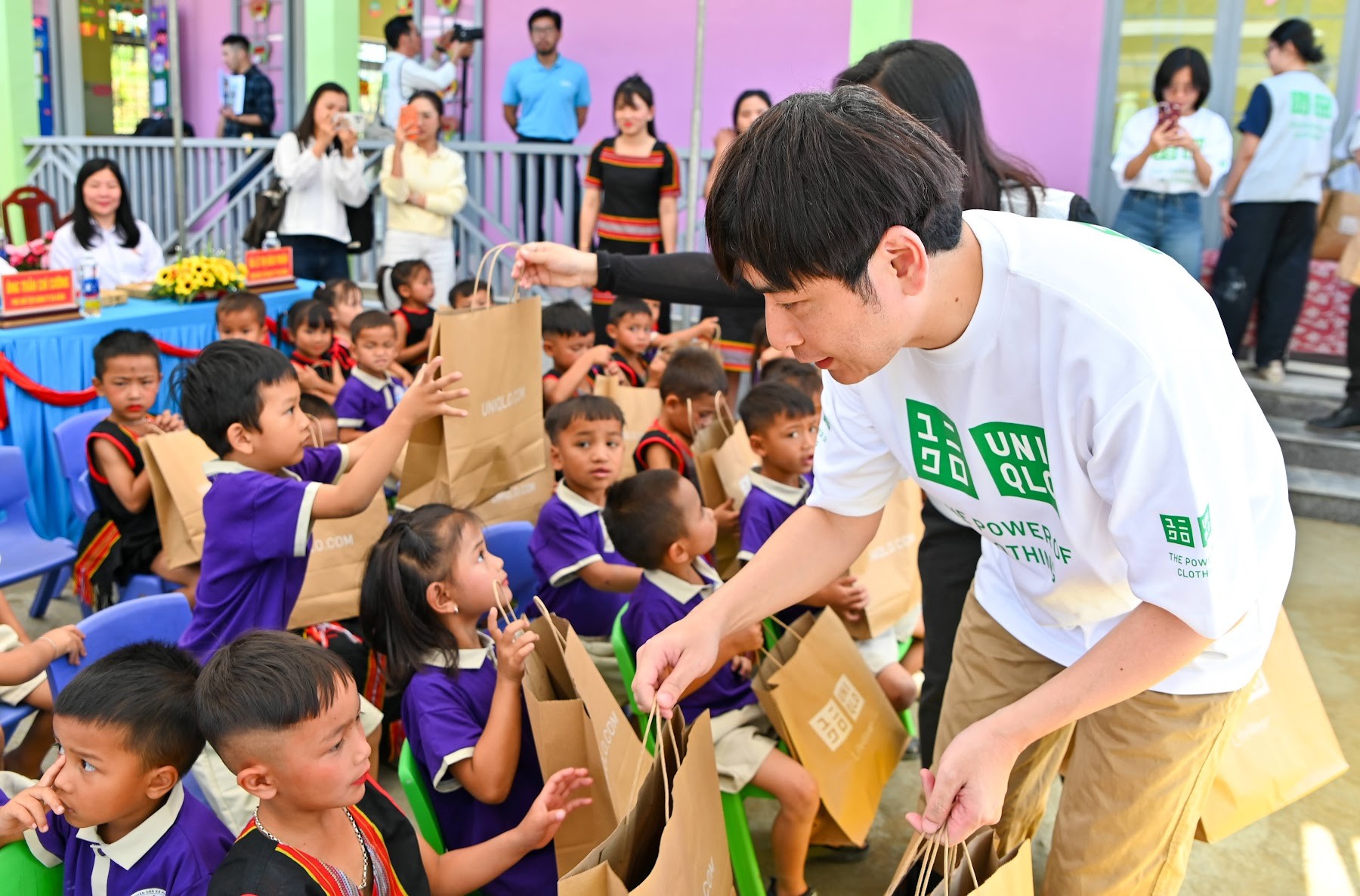 trong-ngay-dien-ra-le-khanh-thanh-uniqlo-cung-mang-den-nhieu-phan-qua-trao-tang-cho-cac-em-hoc-sinh-truong-mau-giao-phuoc-chanh-1773982230.jpg