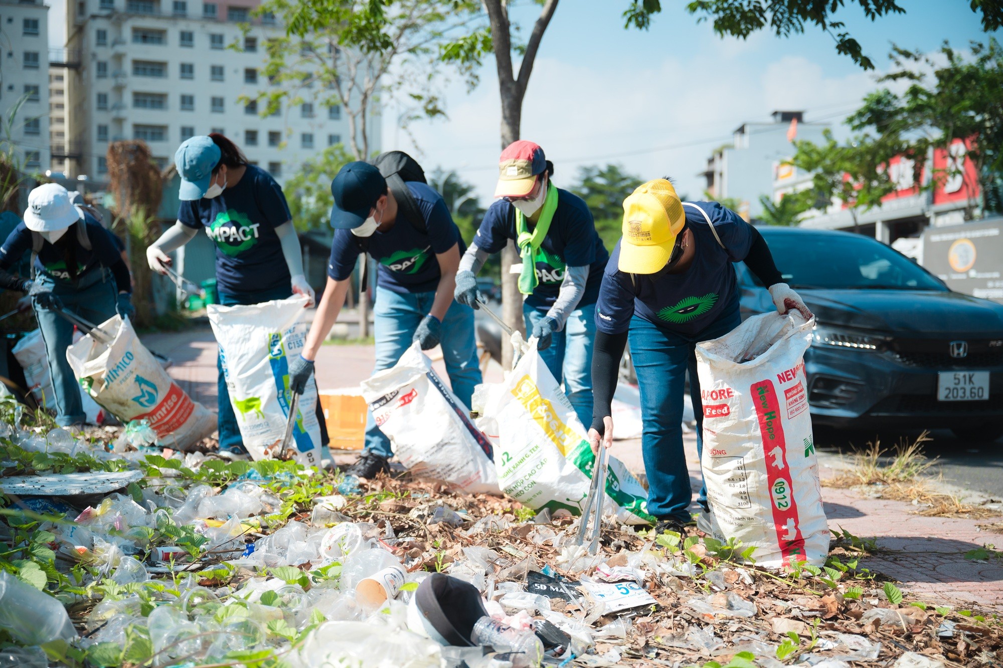 hinh-2-doi-ngu-nhan-vien-manulife-viet-nam-gom-hon-700kg-rac-trong-tuan-le-impact-week-1779249210.jpg