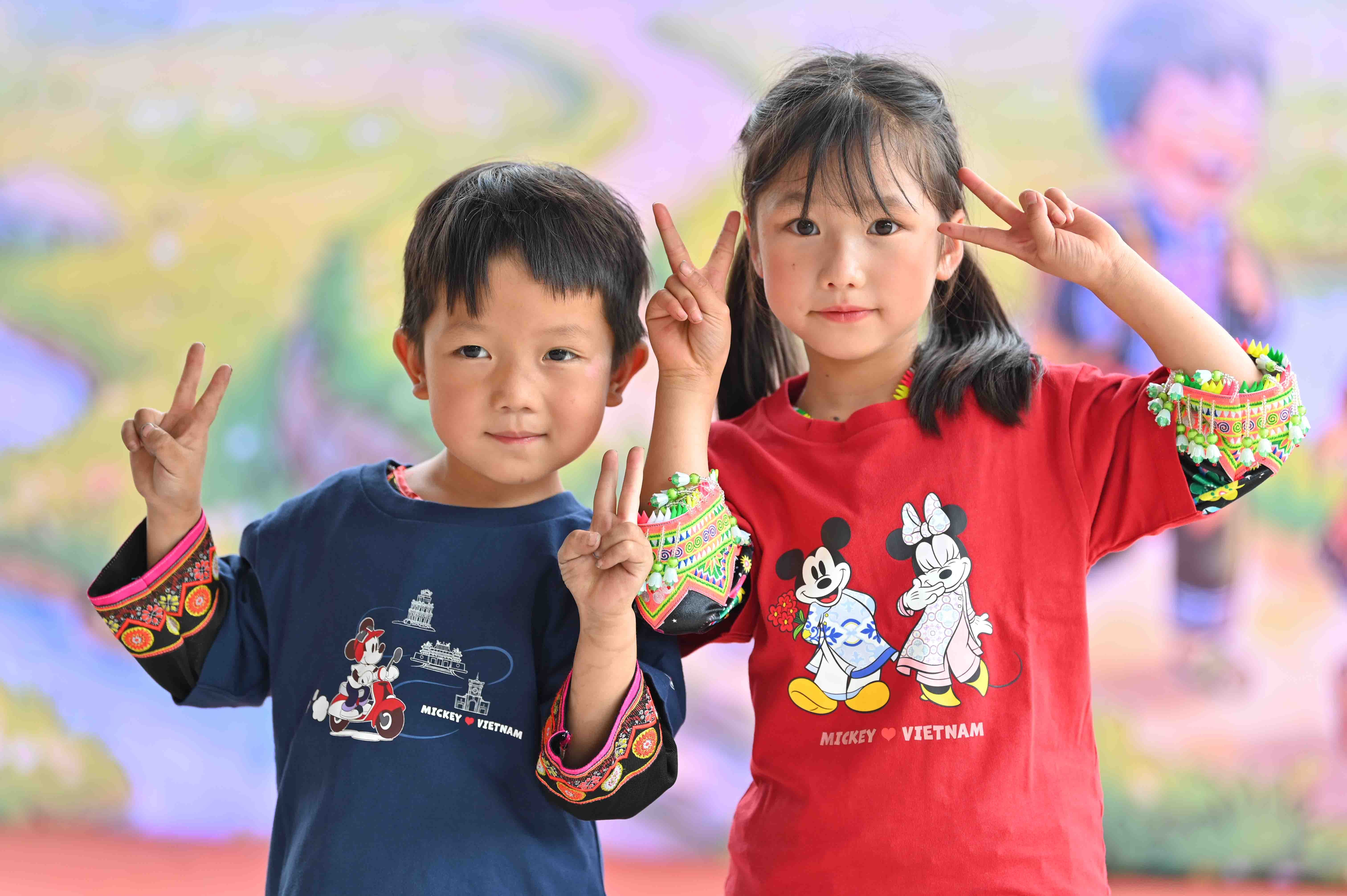 mot-phan-doanh-thu-tu-bst-ut-mickey-mouse-in-vietnam-duoc-uniqlo-dong-gop-cho-quy-hy-vong-de-xay-cac-diem-truong-cho-hoc-sinh-vung-cao-1-1779282866.jpg