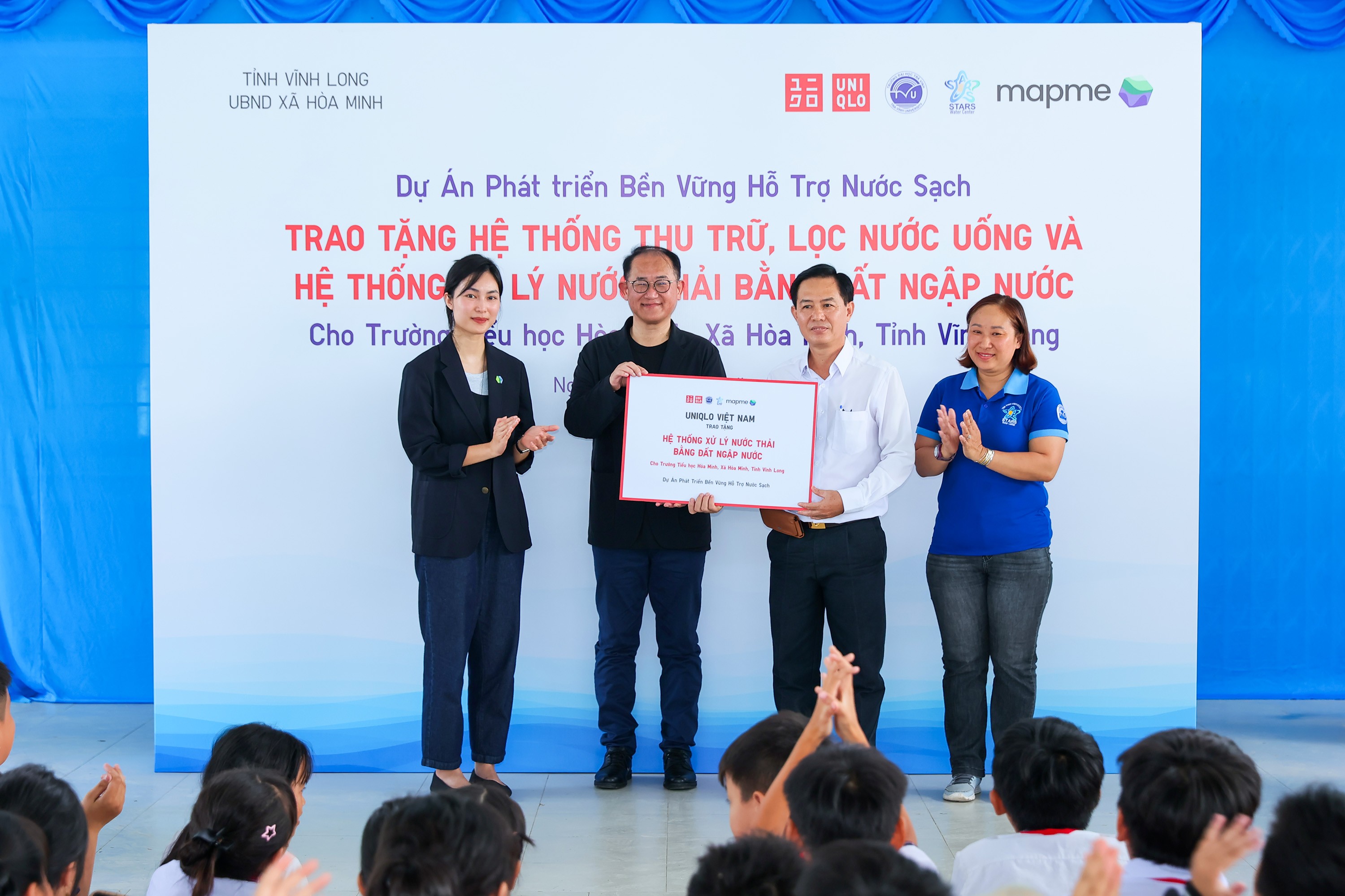 uniqlo-trao-tang-he-thong-xu-ly-nuoc-thai-bang-dat-ngap-nuoc-cho-truong-tieu-hoc-hoa-minh-1779283387.jpg