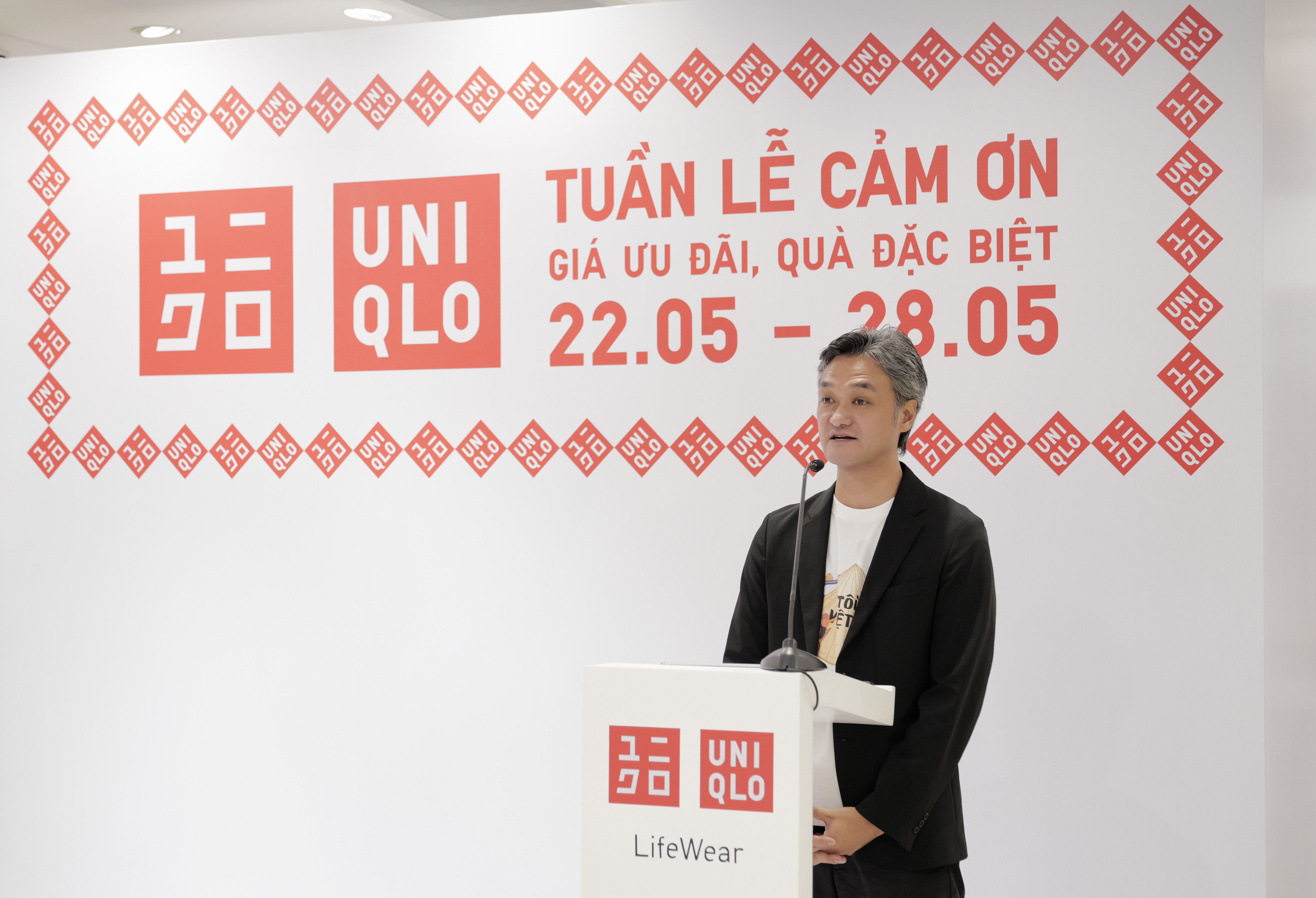 ong-akiyama-naoki-tong-giam-doc-uniqlo-viet-nam-phat-bieu-tai-su-kien-khoi-dong-tuan-le-cam-on-1779343430.jpg
