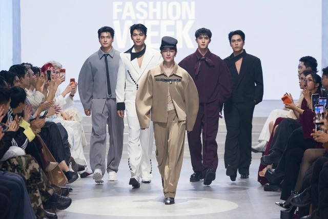 lbin-lei-va-f4-dien-anh-khep-lai-show-dien-voi-khoanh-khac-bung-no-visual-khi-cung-nhau-sai-buoc-tren-duong-runway-cua-avifw-21st-edition-2026-17818298984851001035407-1781928450.jpg