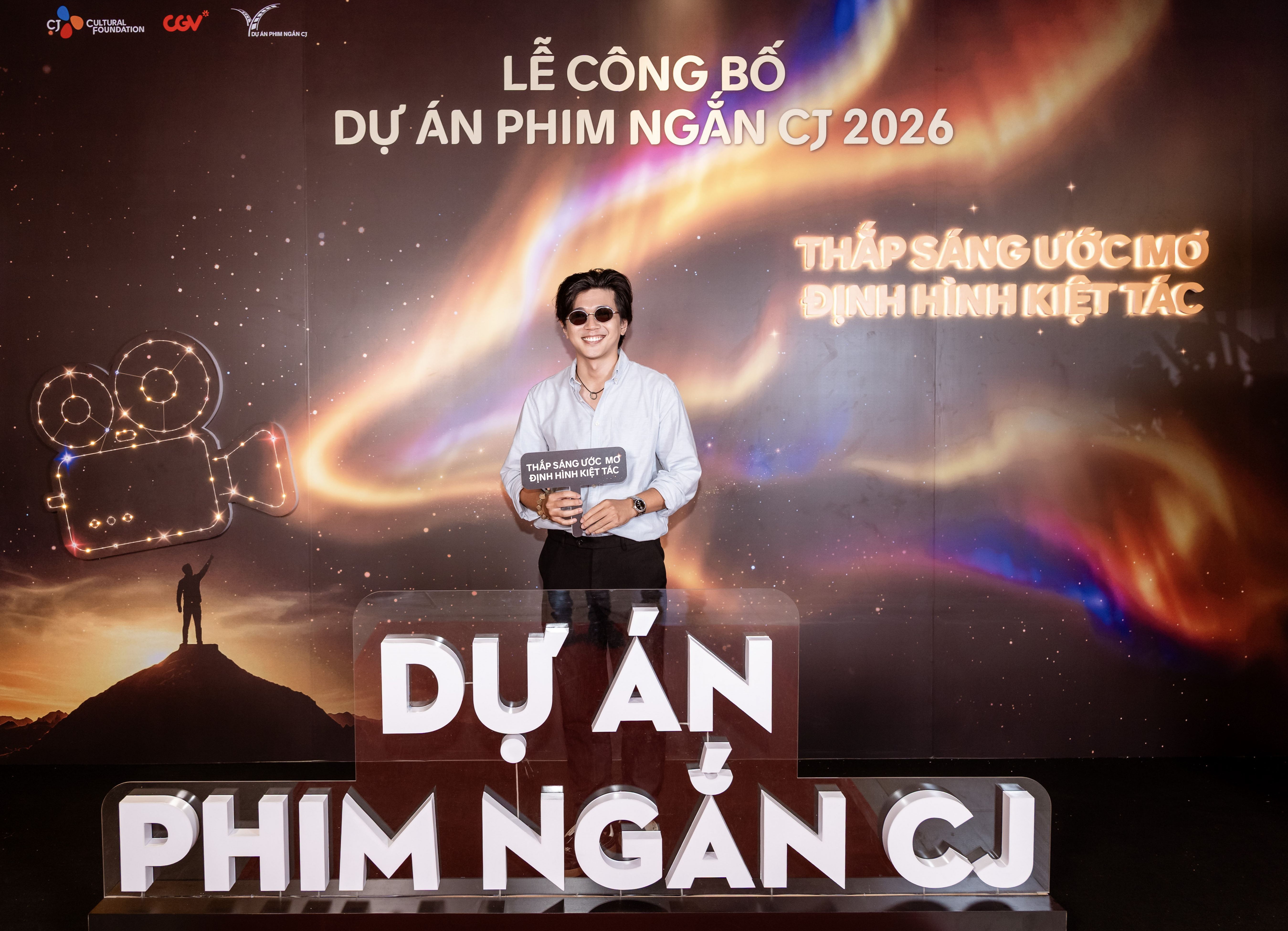 2-dien-vien-le-cong-hoang-phim-tro-tan-ruc-ro-anh-cgv-1783641563.jpg