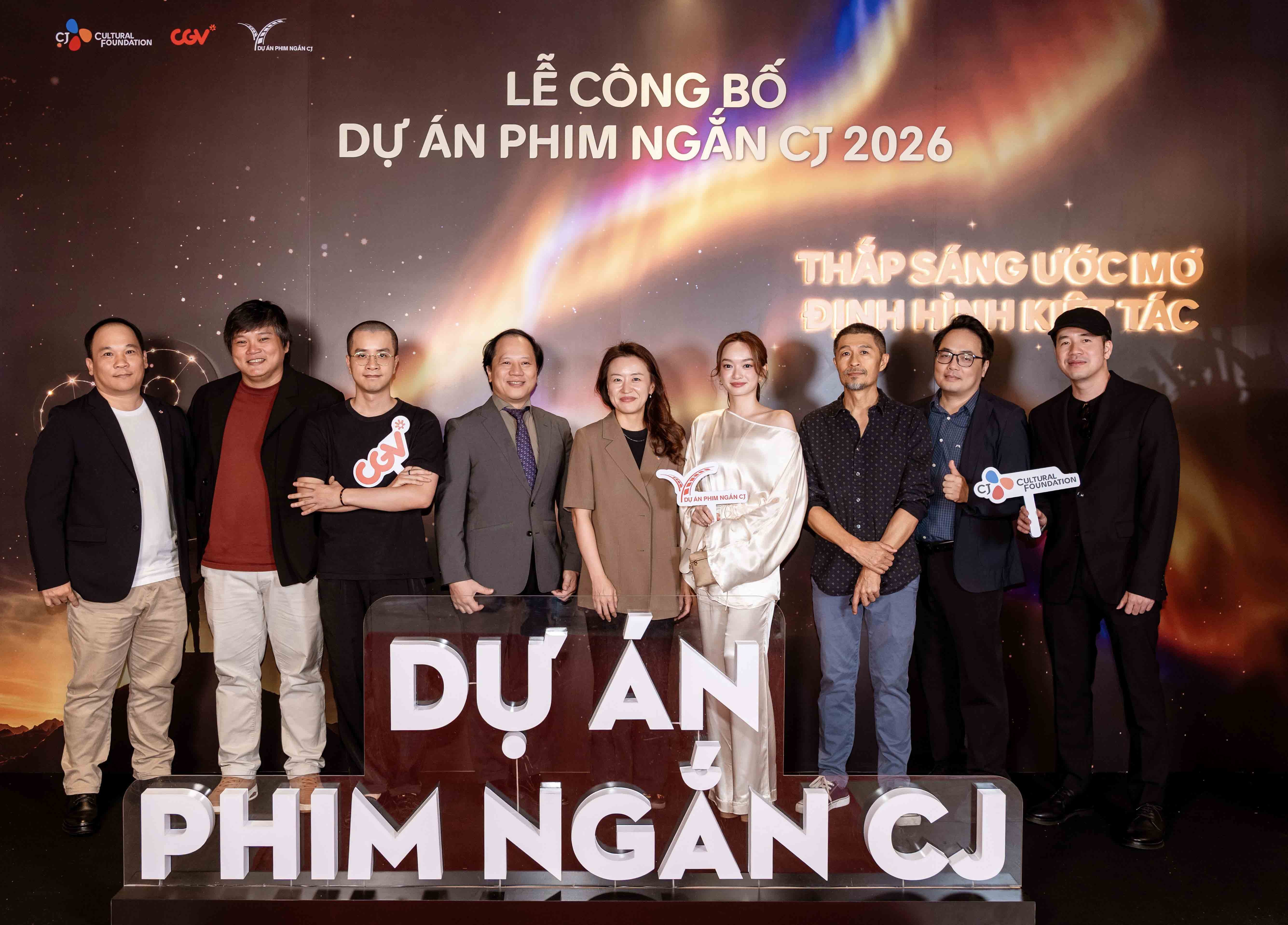 8-ong-tran-nhat-hoang-thu-tu-tu-trai-qua-cung-dai-dien-cgv-co-van-dong-hanh-giam-khao-khach-moi-va-hoi-dong-tham-dinh-cua-chuong-trinh-anh-cgv-1783641563.jpg