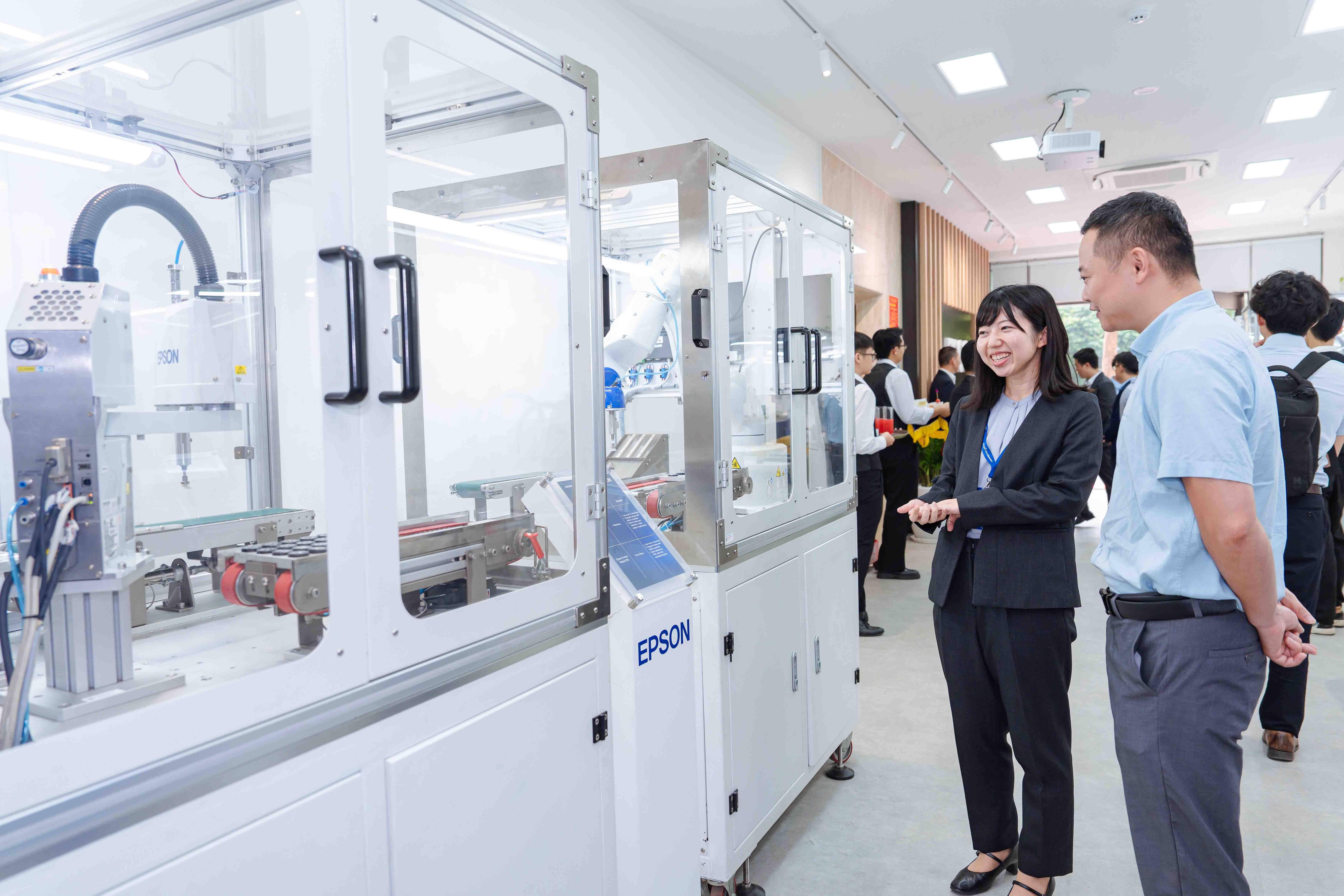 khach-hang-va-doi-tac-tim-hieu-cac-ung-dung-robot-epson-tai-khong-gian-trai-nghiem-tu-dong-hoa-1784091614.jpg