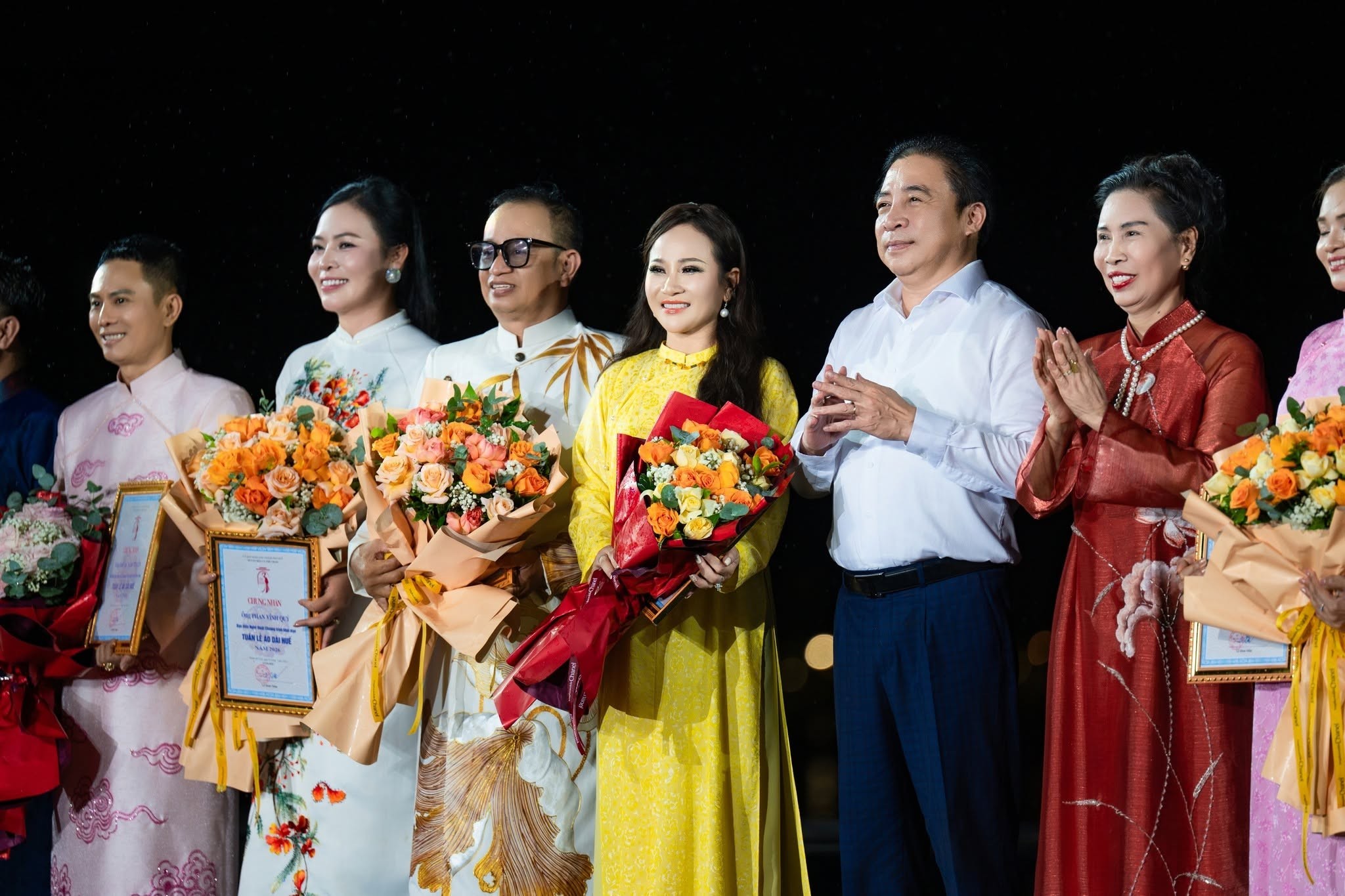 ntk-nguyen-lan-vy-ao-vang-o-giua20260716154759-1784245569.jpg