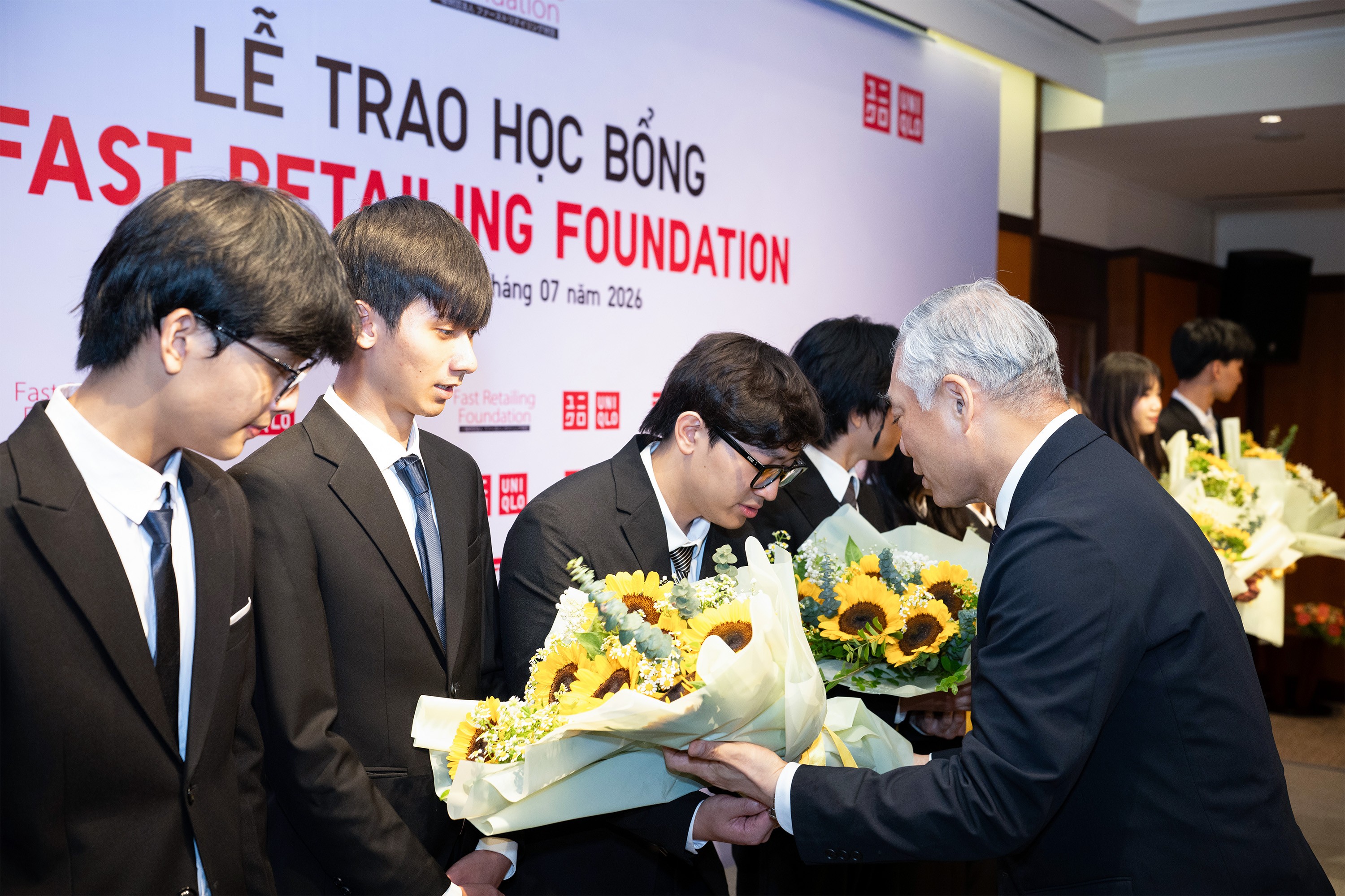 ong-noriaki-koyama-chuc-mung-cac-em-hoc-sinh-uu-tu-da-nhan-duoc-hoc-bong-cua-quy-fast-retailing-1784274415.jpg
