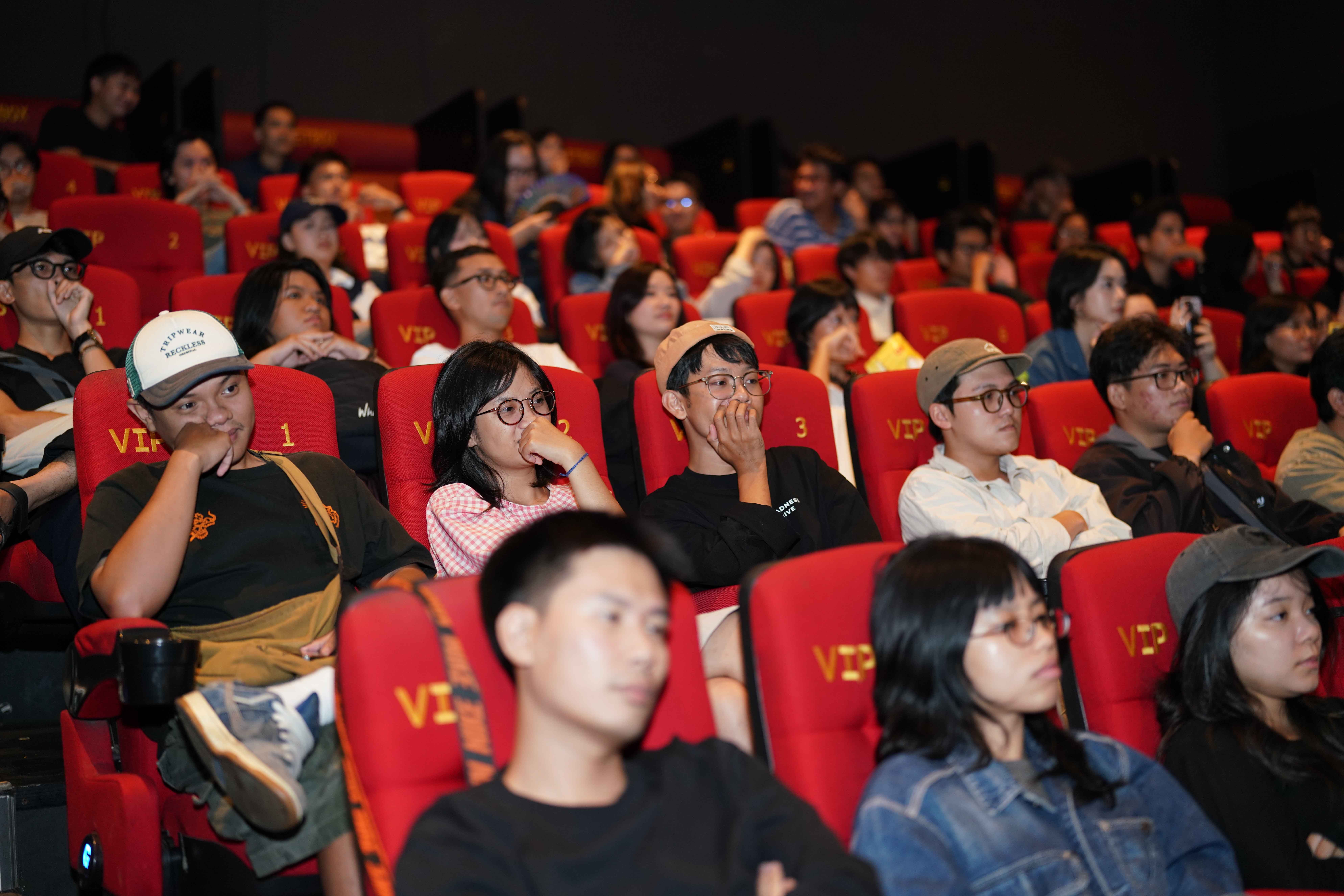 6-nhieu-ban-tre-cham-chu-theo-doi-phan-thuyet-trinh-du-an-cua-top-14-1786091309.jpg