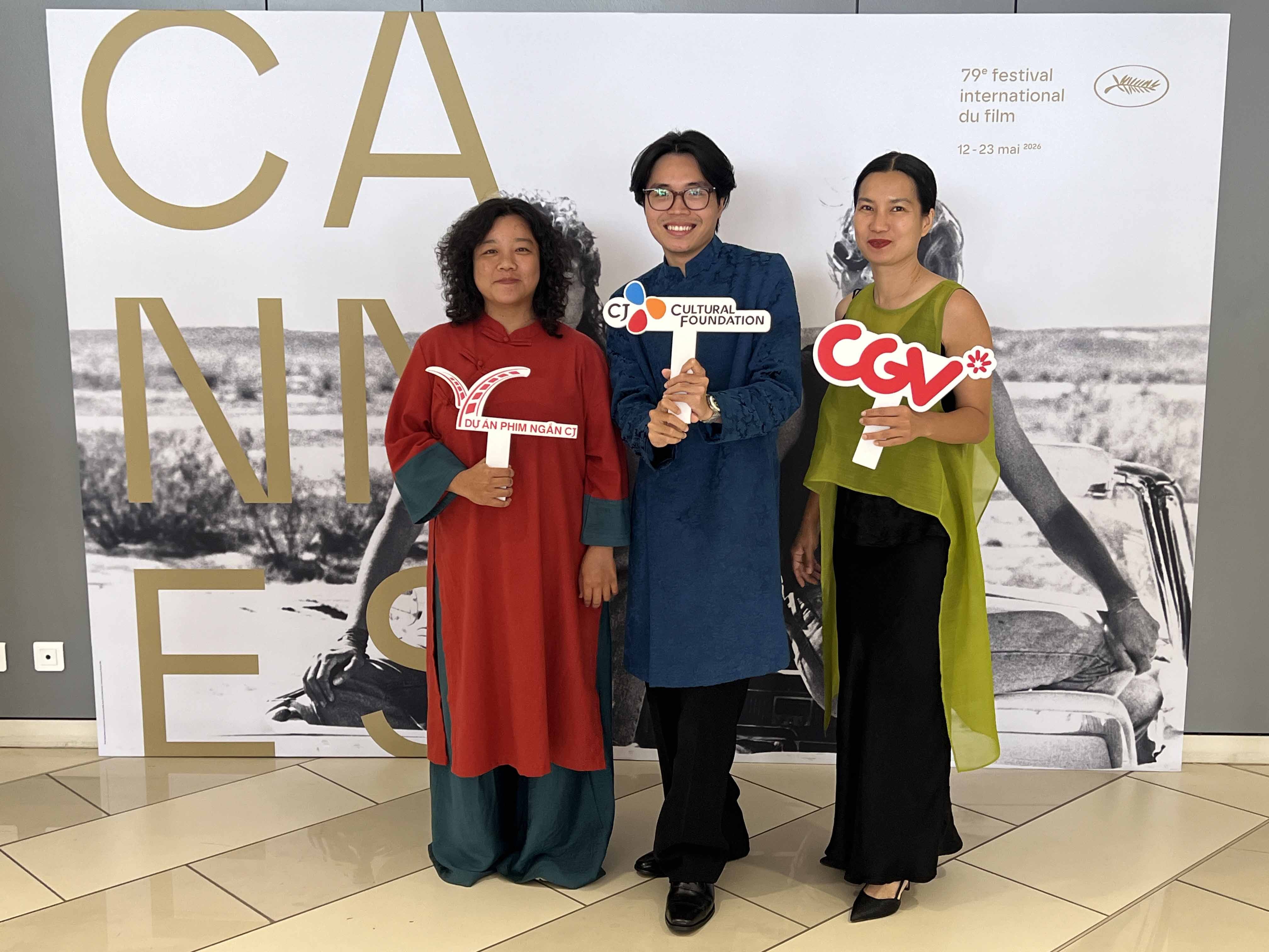 dao-dien-nguyen-thien-an-nha-san-xuat-thao-quyen-va-dop-chananun-chotrungroj-tai-lhp-cannes-2026-1786066747.jpg