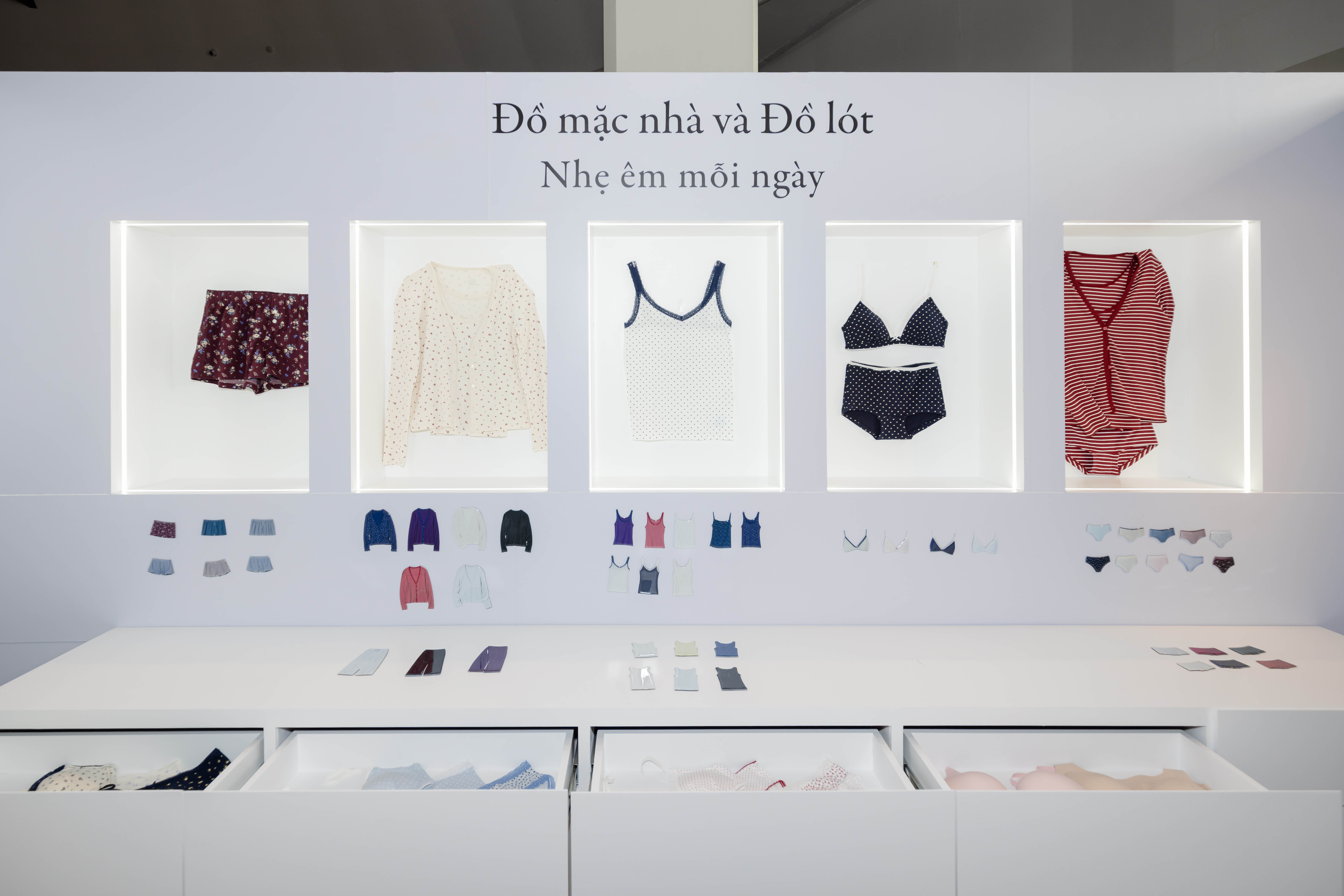 bo-suu-tap-do-mac-nha-do-lot-nu-cua-uniqlo-do-giam-doc-sang-tao-clare-waight-keller-truc-tiep-phat-trien-1786598135.jpg