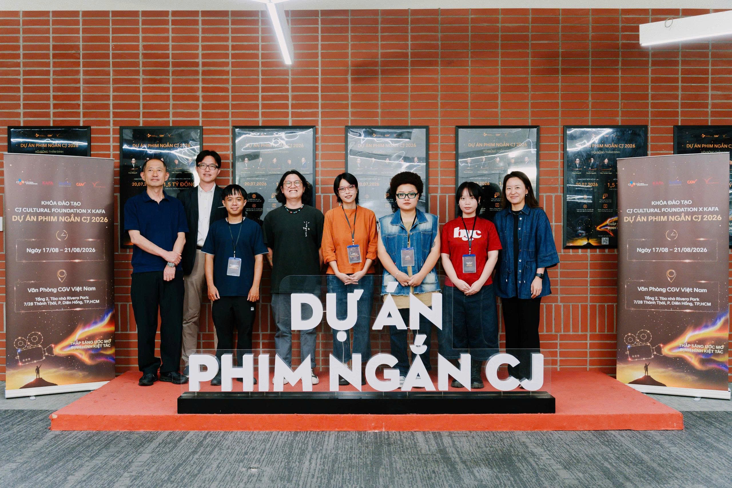 1-tu-trai-sang-dai-dien-hoc-vien-dien-anh-han-quoc-kafa-dai-dien-cj-cultural-foundation-top-5-dao-dien-tre-cua-du-an-phim-ngan-cj-2026-va-tong-giam-doc-cgv-viet-nam-1787362286.jpg