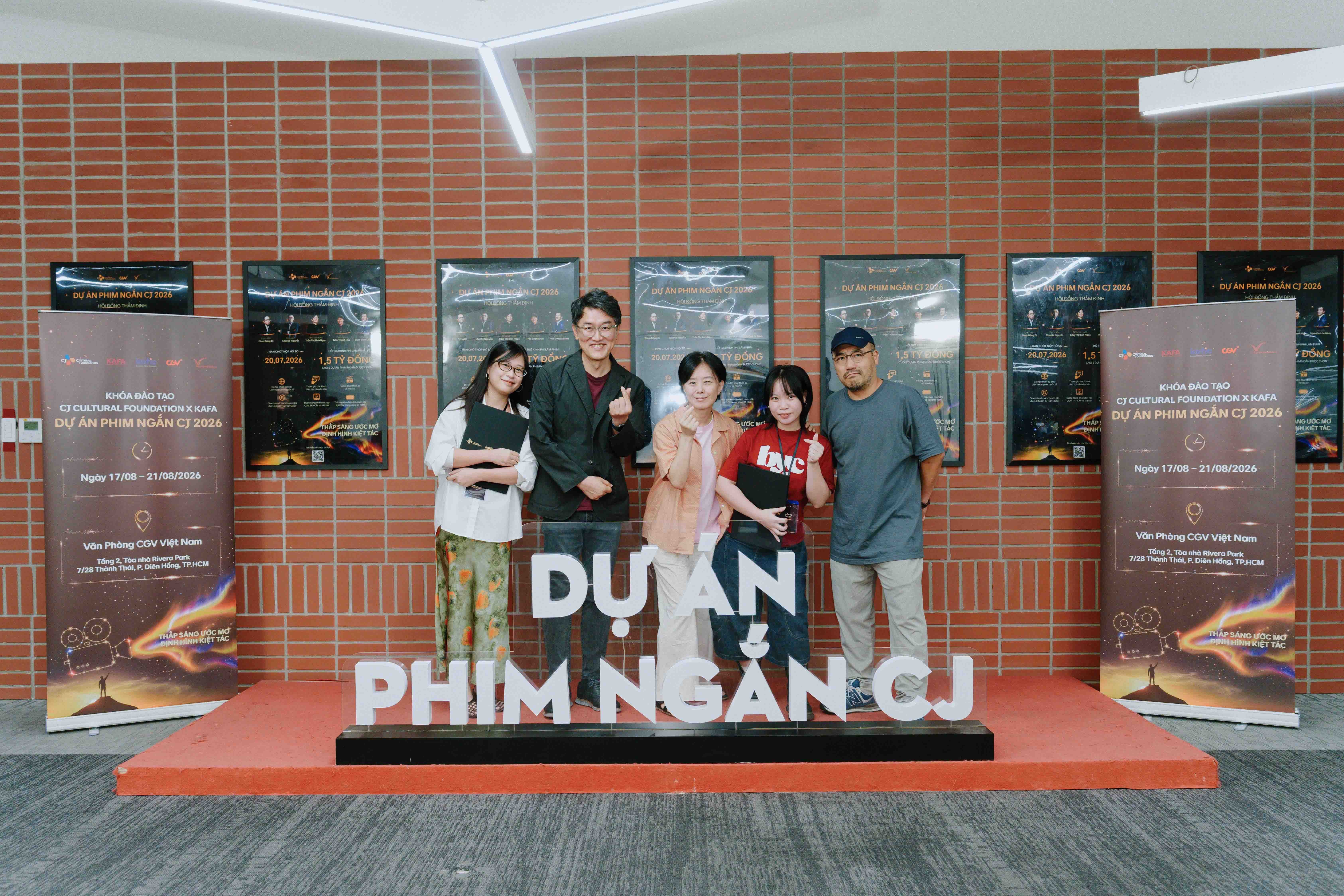 2-cac-giang-vien-han-quoc-cua-kafa-va-cac-nha-lam-phim-cua-du-an-phim-ngan-cj-1787362286.jpg