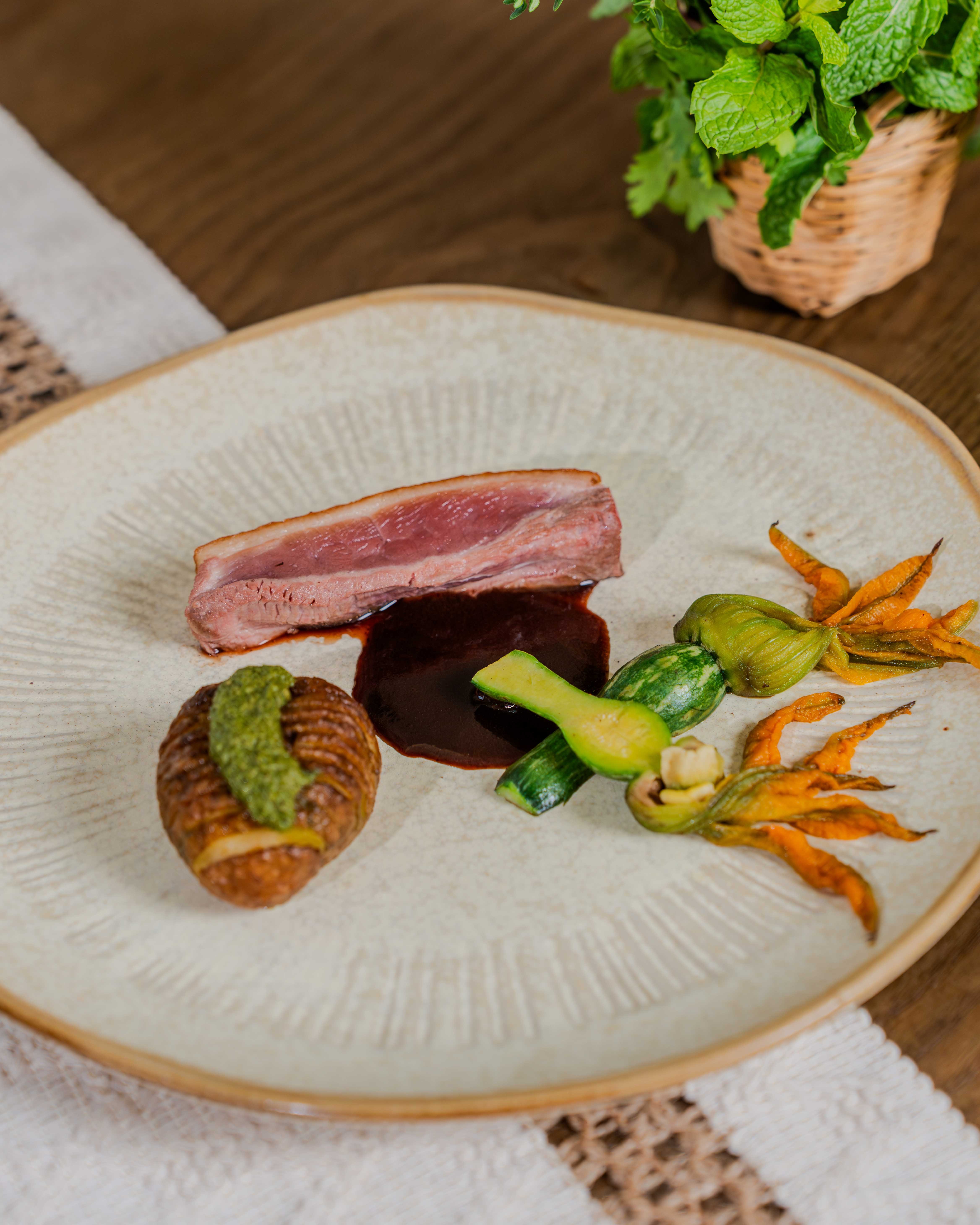 uc-vit-u-kho-14-ngay-dung-kem-khoai-cat-lat-pesto-pho-va-xot-ruou-vang-1788497796.jpg