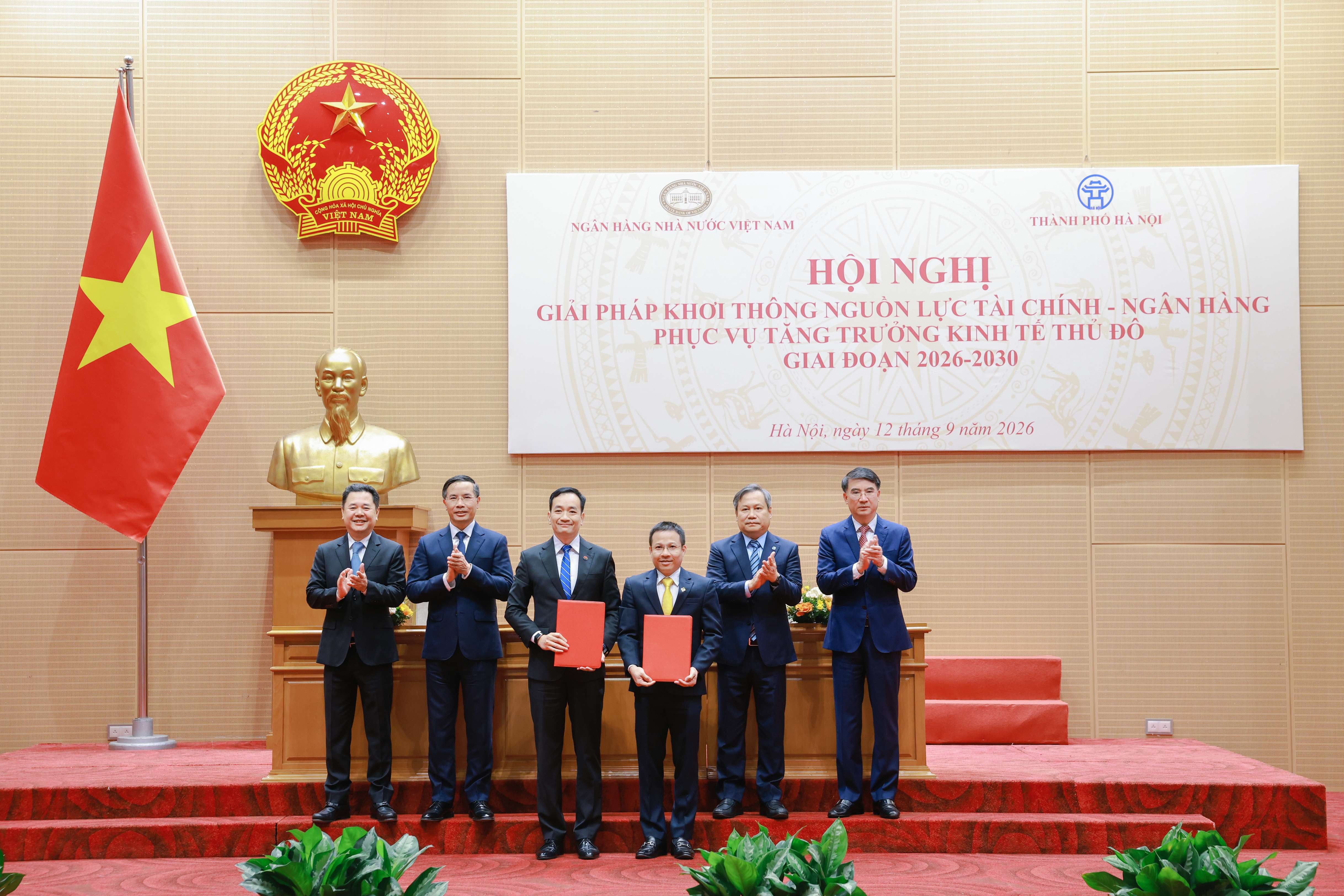 lanh-dao-ncb-va-lanh-dao-cong-ty-bac-ha-noi-trao-thoa-thuan-hop-tac-toan-dien-1-1789273450.jpg
