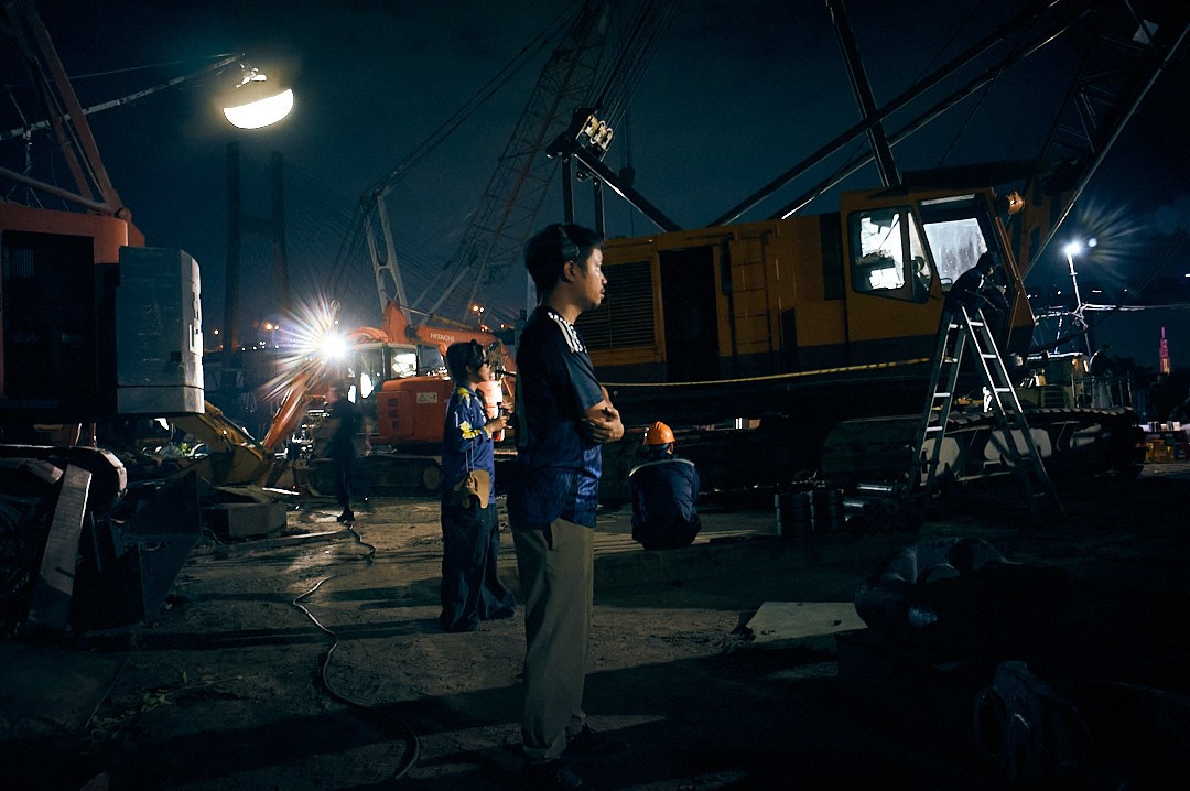 2-dao-dien-le-hoang-tren-truong-quay-phim-ngan-lach-cach-1790319071.jpg