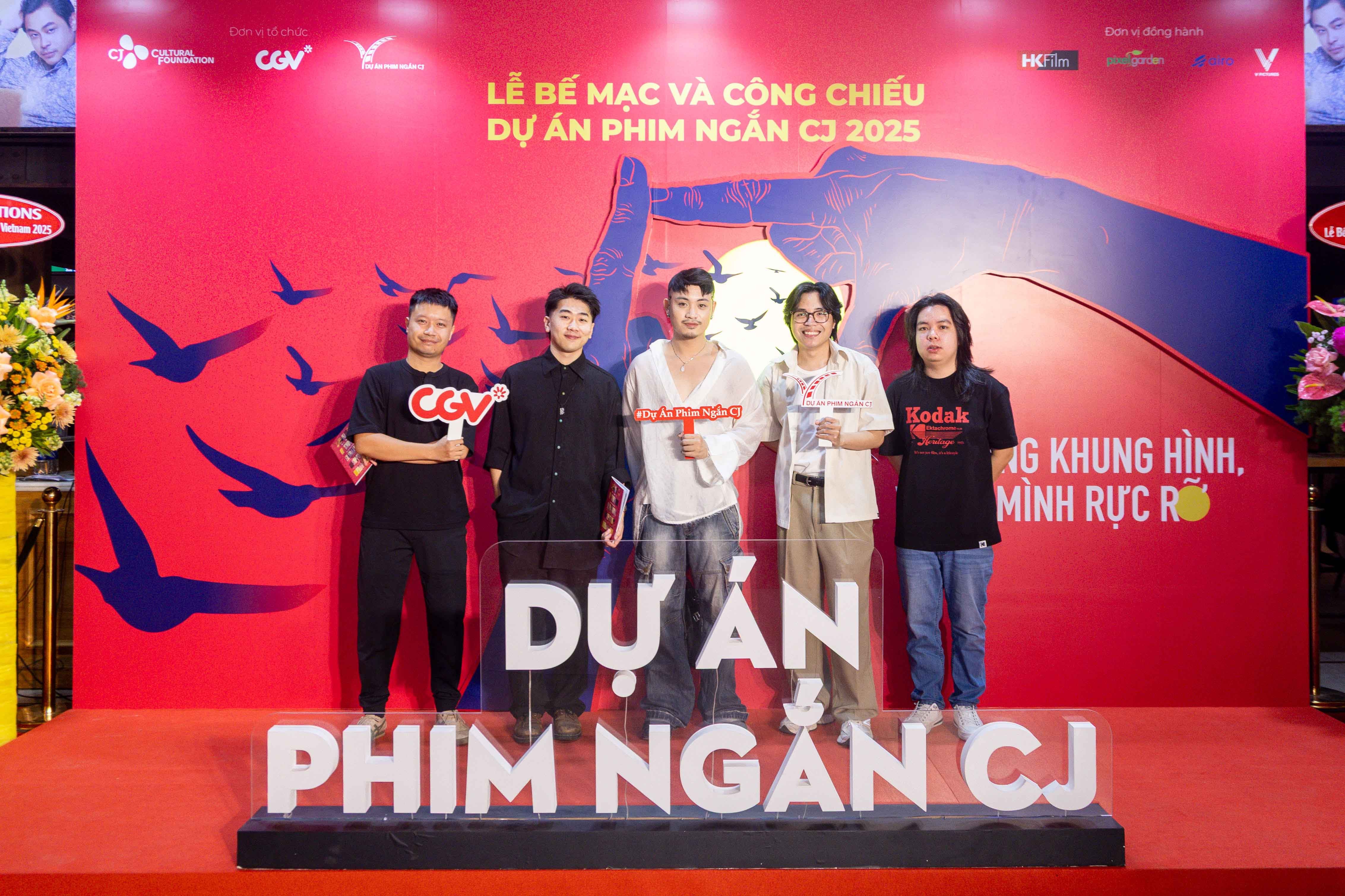 4-dao-dien-vu-trung-duc-va-dao-dien-le-hoang-2-nguoi-dau-tien-tu-trai-qua-la-hai-trong-5-dao-dien-xuat-sac-nhat-cua-du-an-phim-ngan-cj-mua-6-2025-1790319071.jpg