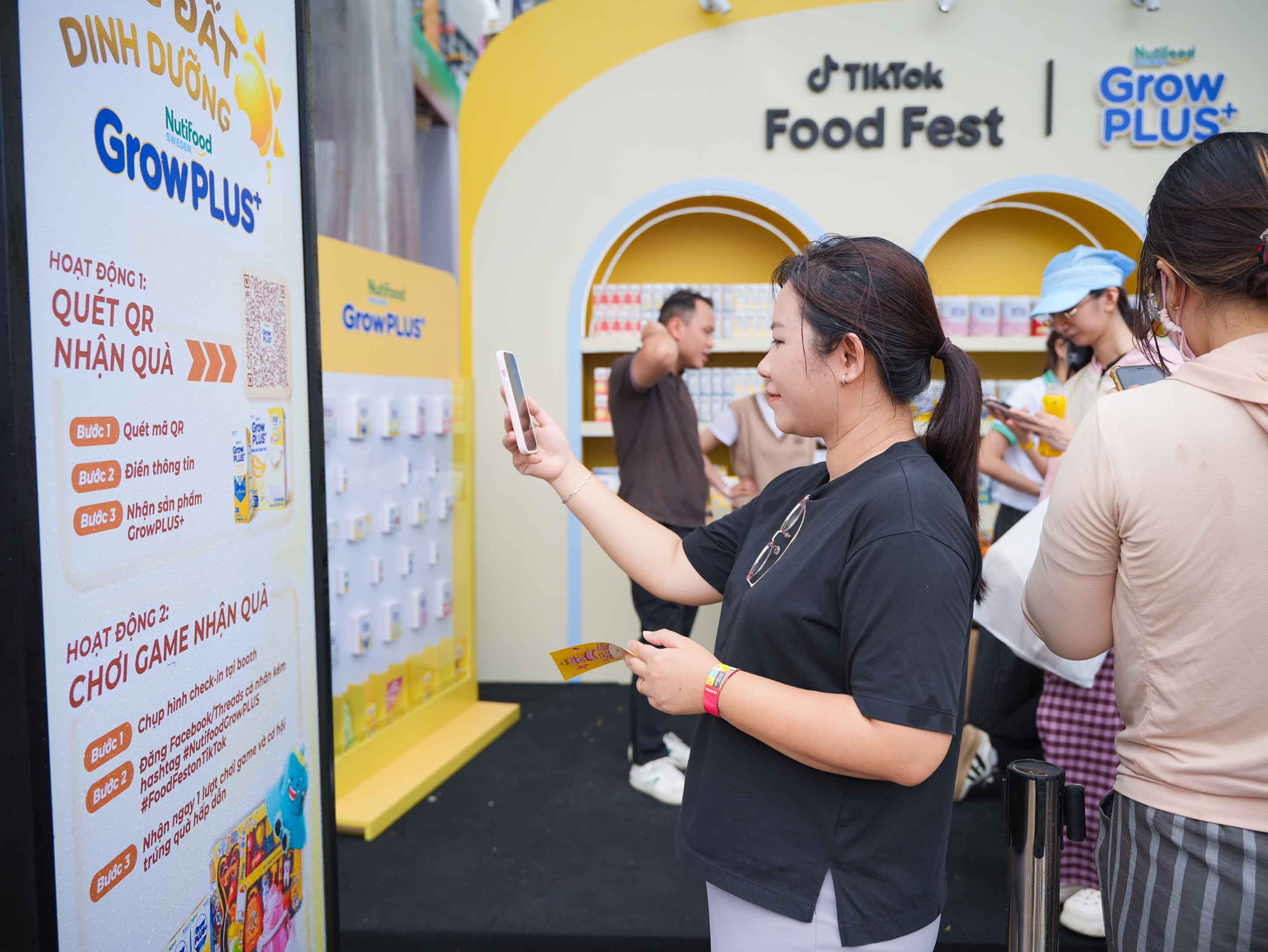 nguoi-tham-du-kham-pha-va-tuong-tac-cung-gian-hang-cua-hon-30-thuong-hieu-trong-khuon-kho-su-kien-tiktok-food-fest-2026-1790326333.jpg