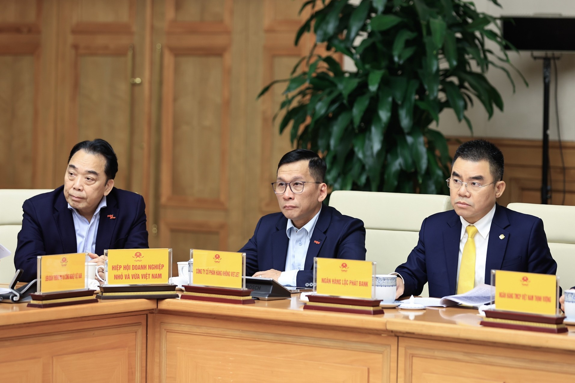 anh-2-ong-ho-nam-tien-chu-tich-hdqt-lpbank-tham-gia-hoi-nghi-1790658343.jpg