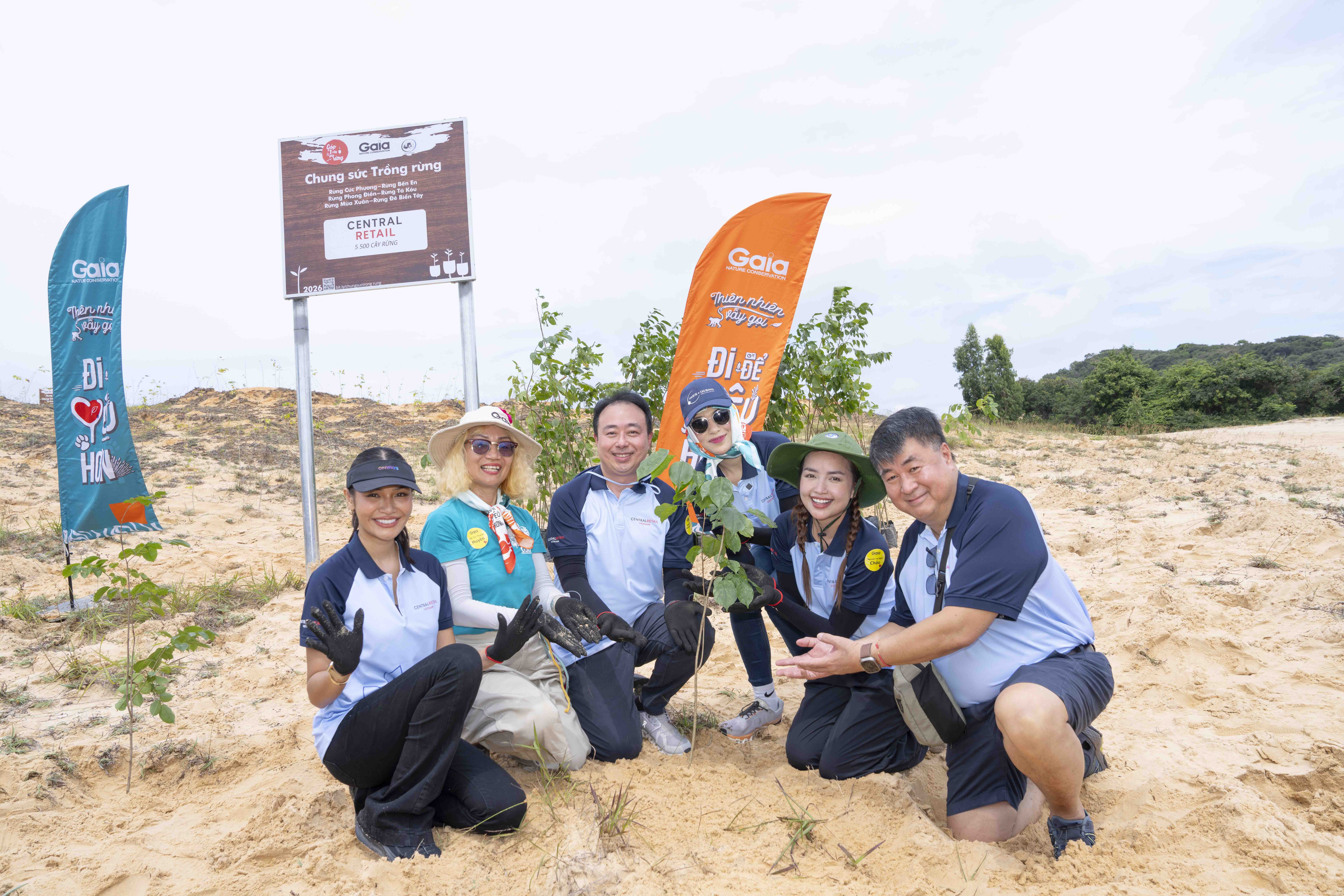 01-cac-nang-hau-dai-dien-central-retail-viet-nam-va-gaia-chung-tay-trong-rung-tai-ta-kou-lam-dong-1791189246.jpg