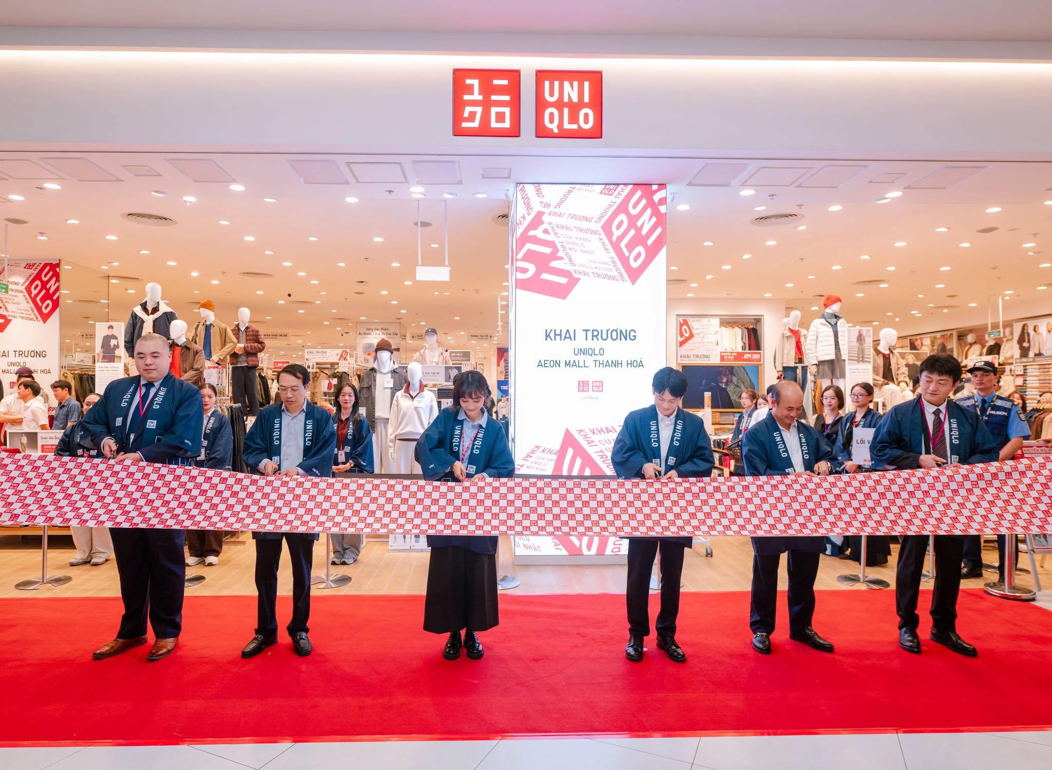 cac-dai-bieu-cat-bang-khai-truong-cua-hang-uniqlo-aeon-mall-thanh-hoa-sang-ngay-1510-1792065488.jpg