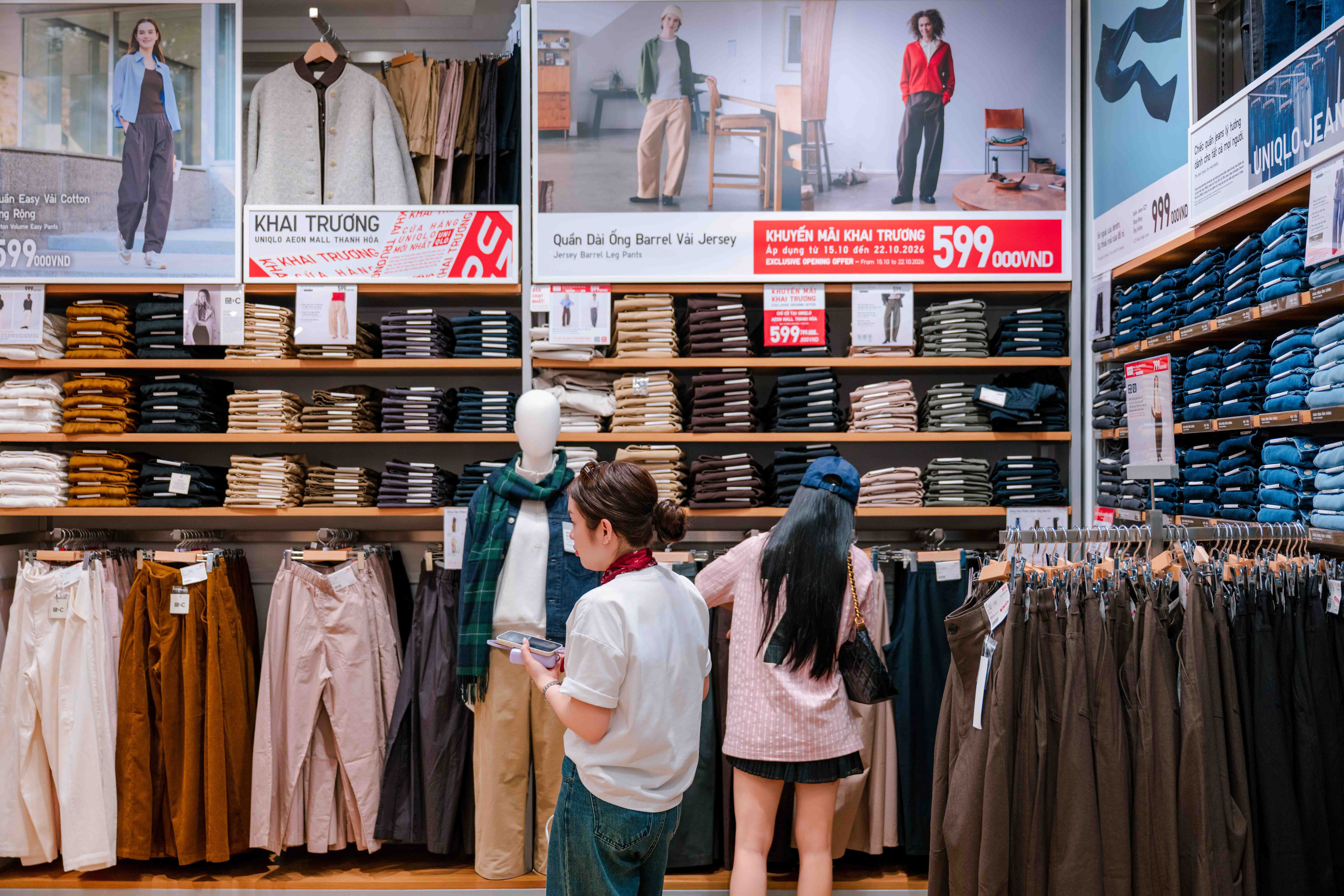 cac-trang-phuc-lifewear-cua-uniqlo-duoc-yeu-thich-boi-do-ben-cao-de-phoi-de-mac-1792065489.jpg