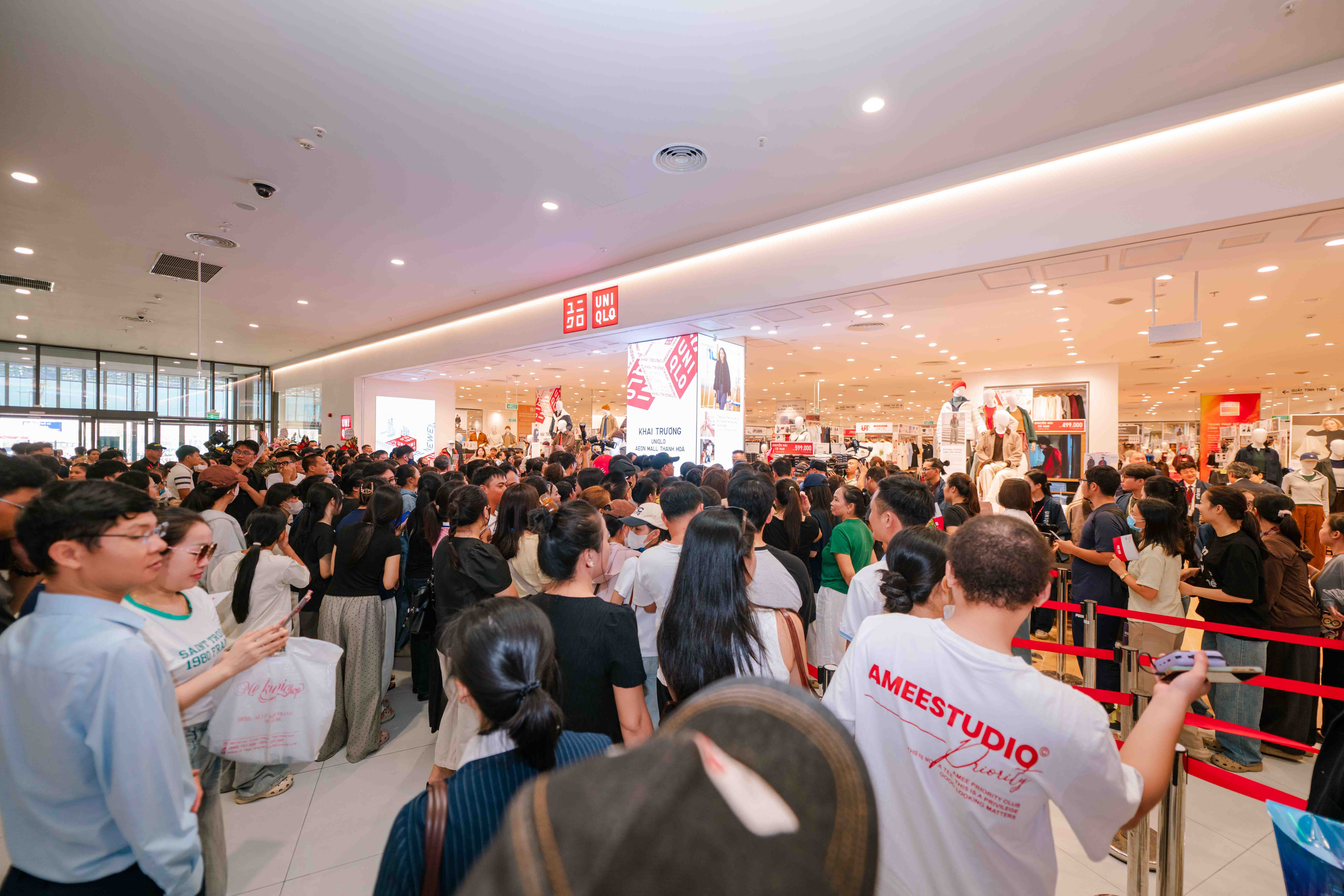 khong-khi-nao-nhiet-tai-khu-vuc-cua-hang-uniqlo-1792065488.jpg