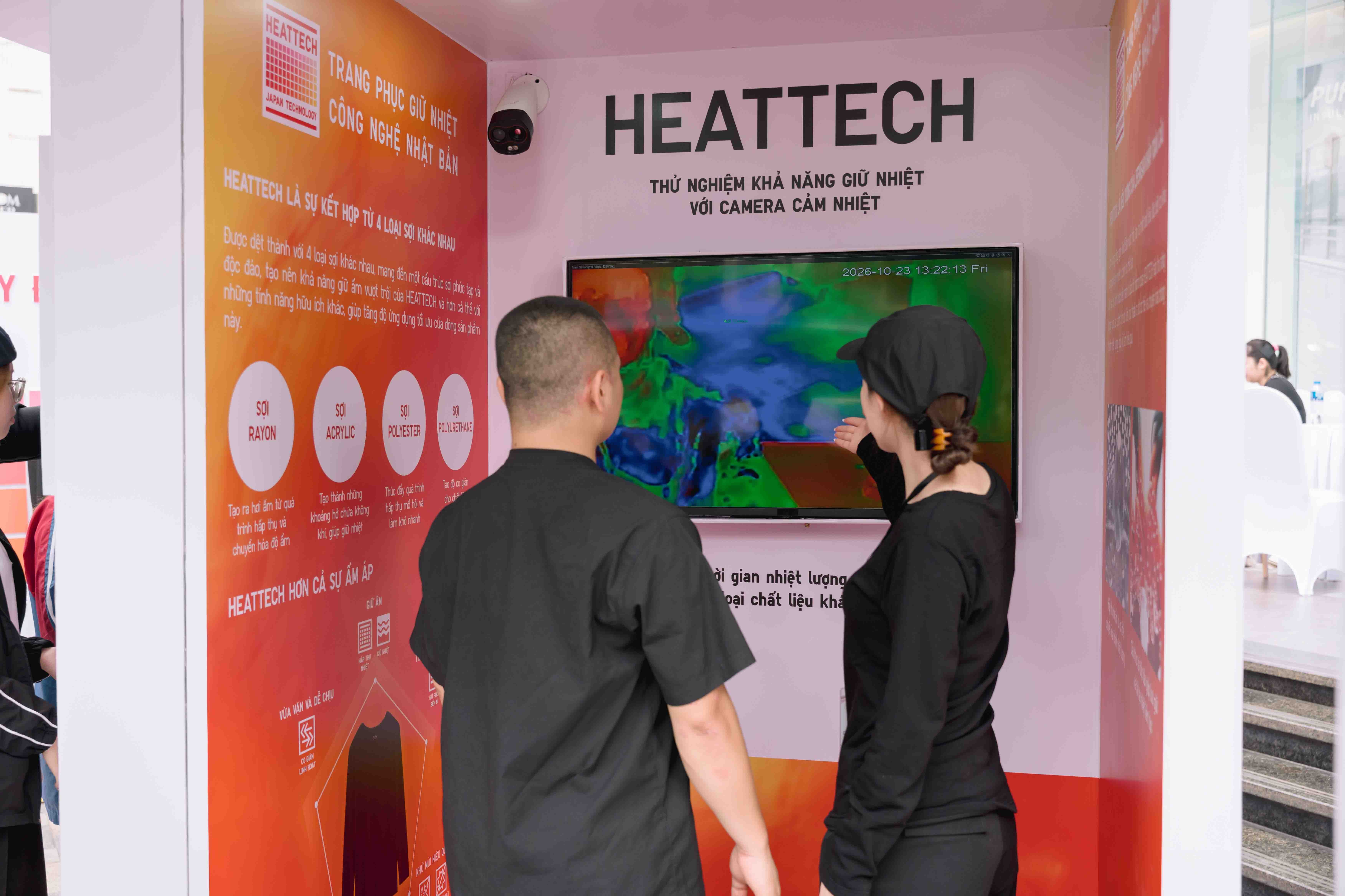 khach-hang-kham-pha-cong-nghe-giu-nhiet-heattech-1792804024.JPG