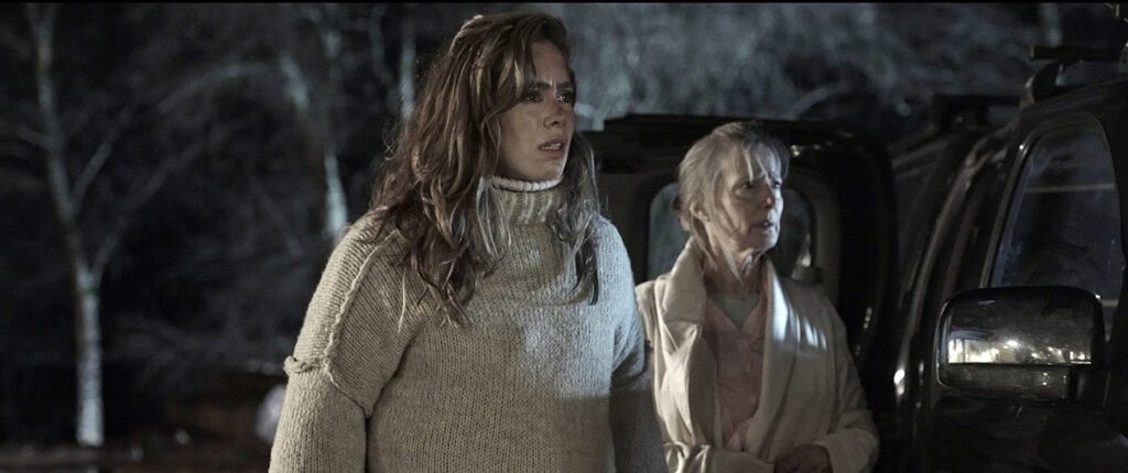 nicola-wright-and-roxanne-mckee-in-bambi-lanh-dia-san-moi-2025-1793061926.jpg