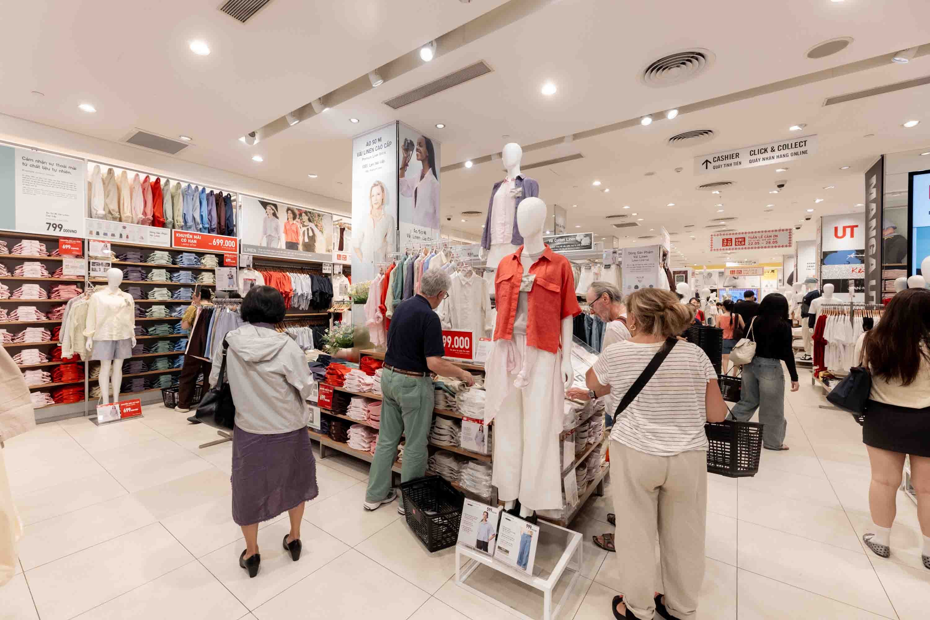 khach-hang-mua-sam-tai-mot-cua-hang-cua-uniqlo-1793261733.jpg