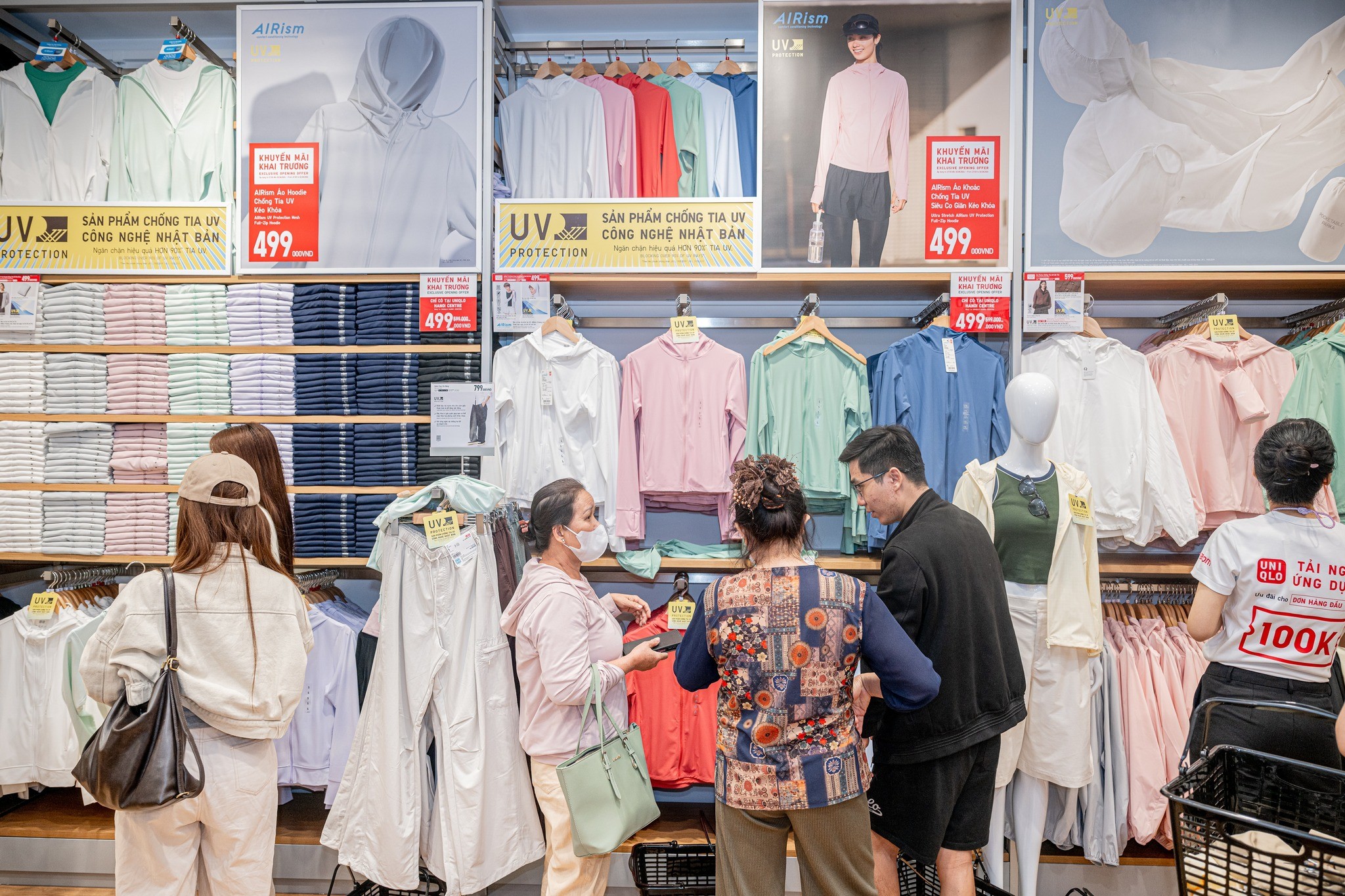 khach-hang-mua-sam-tai-mot-cua-hang-uniqlo-1793261734.jpg