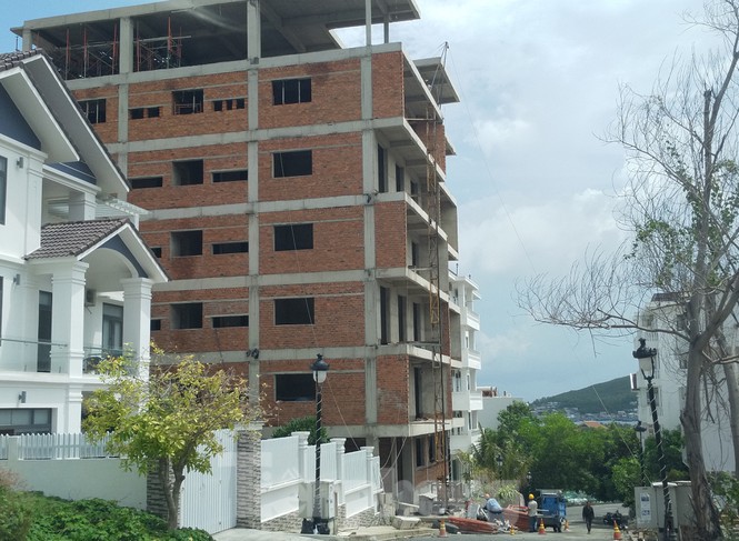 Bất chấp bị cưỡng chế, khu biệt thự Ocean View Nha Trang vẫn vô tư xây dựng - ảnh 1