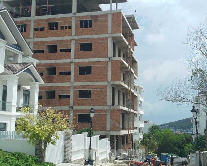 Bất chấp bị cưỡng chế, khu biệt thự Ocean View Nha Trang vẫn vô tư xây dựng - ảnh 2