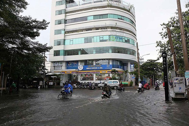 Bất chấp kẹt xe, ngập nước, khu nhà giàu Thảo Điền vẫn ken đặc dự án BĐS - Ảnh 6.