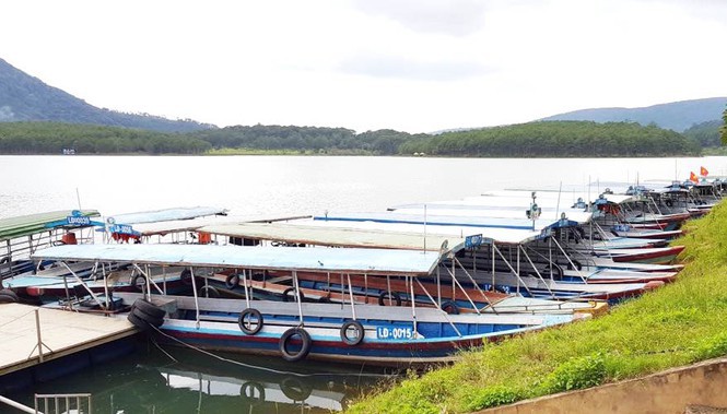 Buộc tháo dỡ, di dời hàng chục bè nổi tại di tích quốc gia hồ Tuyền Lâm - ảnh 2