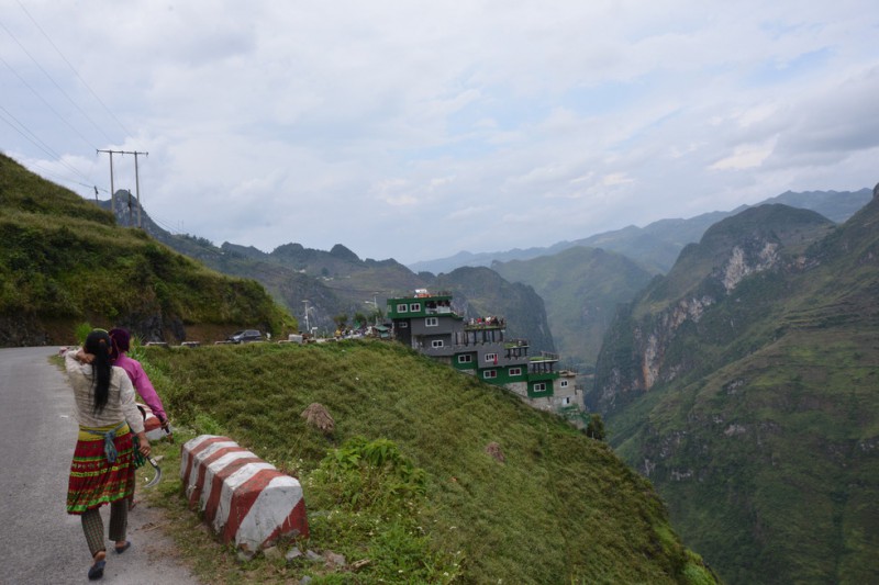 Mặc đề nghị dỡ bỏ, Mã Pì Lèng Panorama bất ngờ phủ sơn xanh lá - Ảnh 7.
