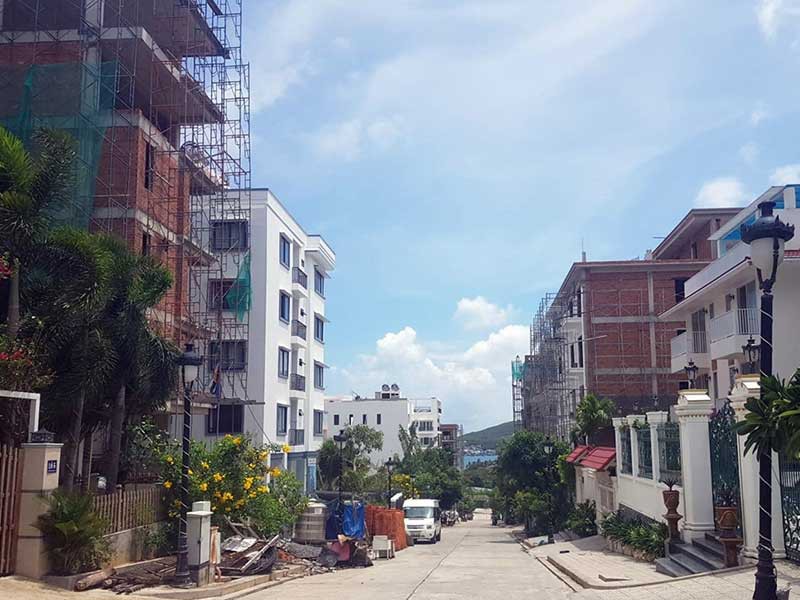 Nha Trang: Phá dỡ hàng loạt biệt thự trái phép - ảnh 1