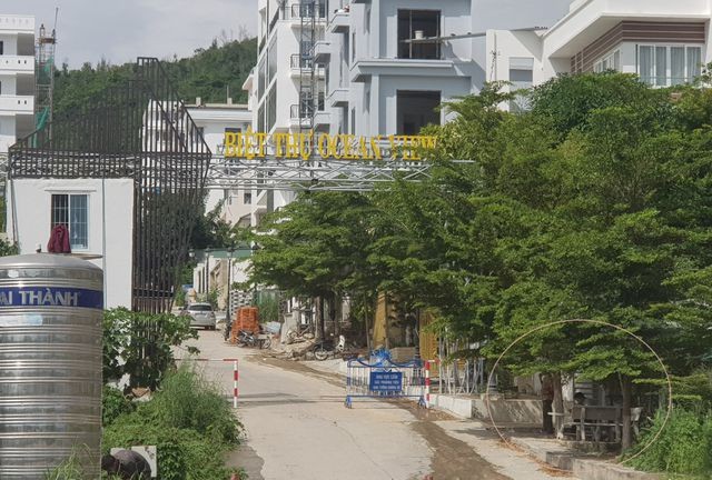 Lực lượng chức năng chốt chặn, ngăn không cho chở vật liệu vào thi công tại dự án khu biệt thự cao cấp Ocean View Nha Trang, ngày 25/11.