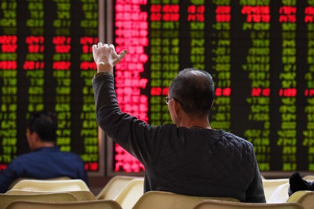 Chứng khoán Trung Quốc đại lục biến động trái chiều với chỉ số Shanghai Composite tăng khoảng 0,1%, còn chỉ số Shenzhen Composite nhích 0,496%. Ảnh: AFP