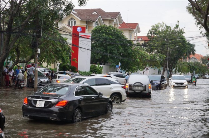 Từ 16h30 đường Nguyễn Văn Hưởng (phường Thảo Điền, quận 2) bị nước dâng lên gây ngập một đoạn dài khoảng 400 m, trước chung cư River Garden và các trường quốc tế bên cạnh.