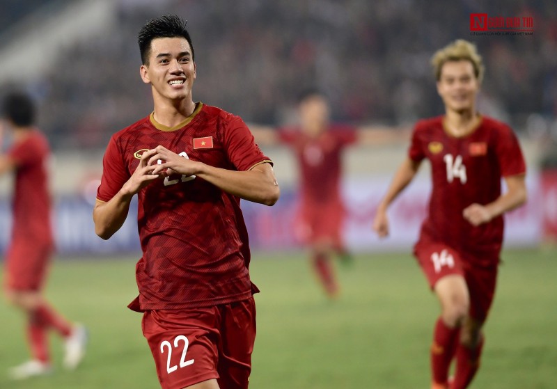 Thể thao - Tiến Linh lập siêu phẩm đánh bại UAE, Việt Nam giành ngôi đầu bảng từ Thái Lan (Hình 2).