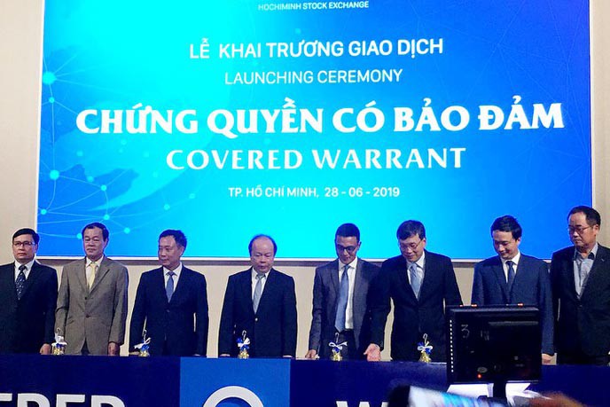 Đưa sản phẩm chứng quyền vào hoạt động