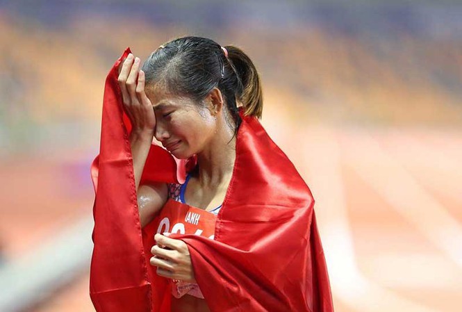 Nguyễn Thị Oanh đoạt 3 HCV điền kinh tại SEA Games 30. Cô đứng không vững khi về đích ở cự li thứ 3. Ảnh: PLO