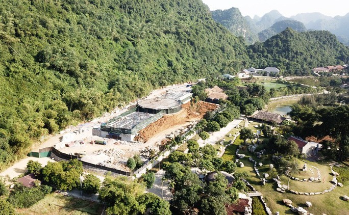 Cận cảnh công trình khủng vượt phép xâm hại di sản Tràng An - Ảnh 3. Cận cảnh công trình khủng vượt phép xâm hại di sản Tràng An - Ảnh 3.