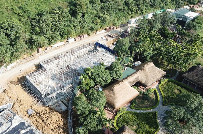 Cận cảnh công trình khủng vượt phép xâm hại di sản Tràng An - Ảnh 8. Cận cảnh công trình khủng vượt phép xâm hại di sản Tràng An - Ảnh 8.