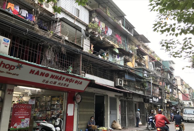 Nhiều căn hộ tại tập thể Thành Công xuống cấp, cơi nới khắp nơi Ảnh: Minh Tuấn 