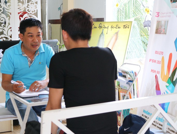 Đồng tính nam có thể là nhóm chính nhiễm mới HIV ở Việt Nam - Ảnh 2.