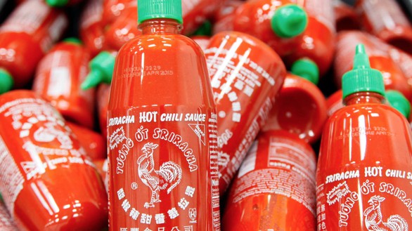 Úc thu hồi tương ớt Sriracha của triệu phú gốc Việt vì sợ phát nổ - Ảnh 1.