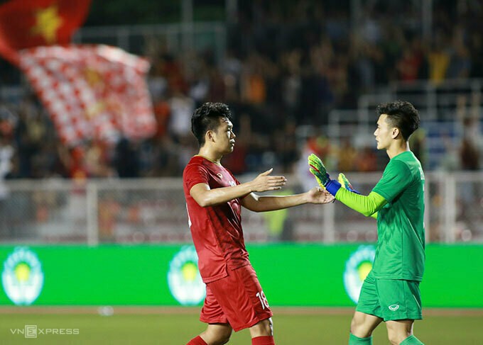 Bùi Tiến Dũng (phải) trong trận đấu với Indonesia ở vòng bảng SEA Games 2019  - trận đấu gần nhất anh được thi đấu. Ảnh: Đức Đồng.