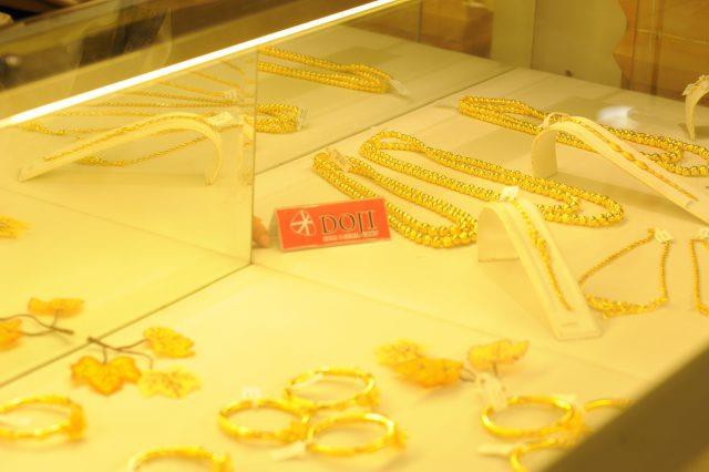 Tăng 'khủng', giá vàng trong nước vượt 46 triệu đồng/lượng - 1